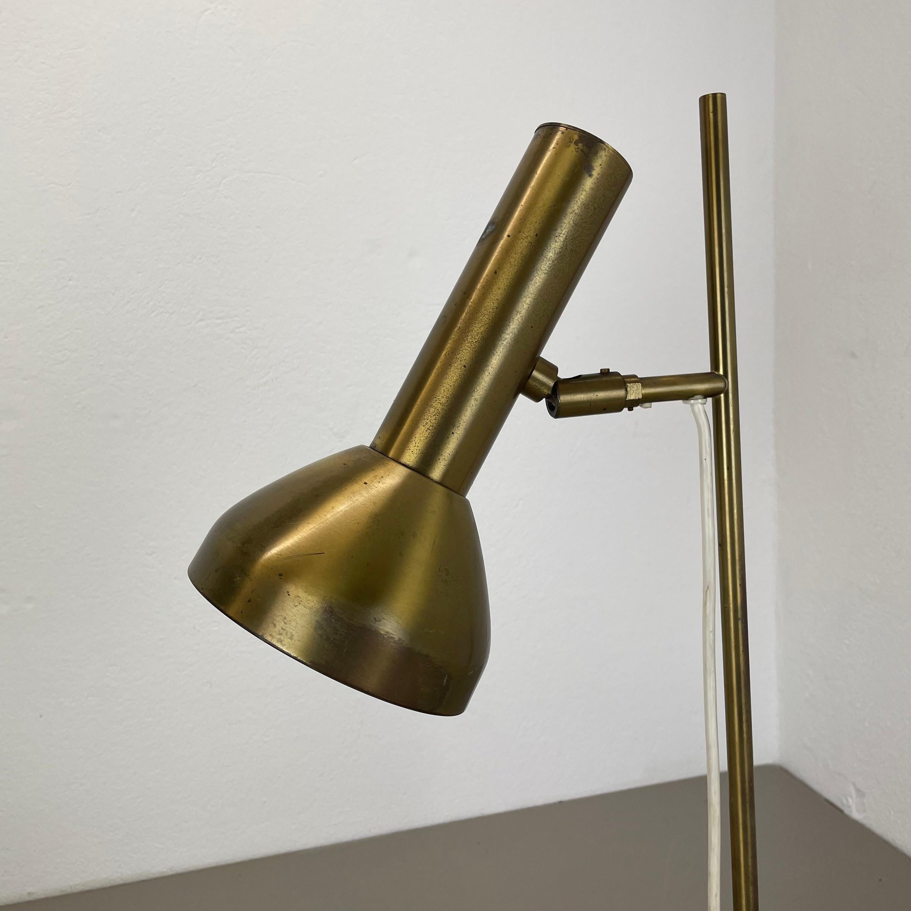 Milieu du XXe siècle Lampe de table moderniste à 1 branche réglable en laiton massif fabriquée par Cosack Allemagne, années 1960 en vente