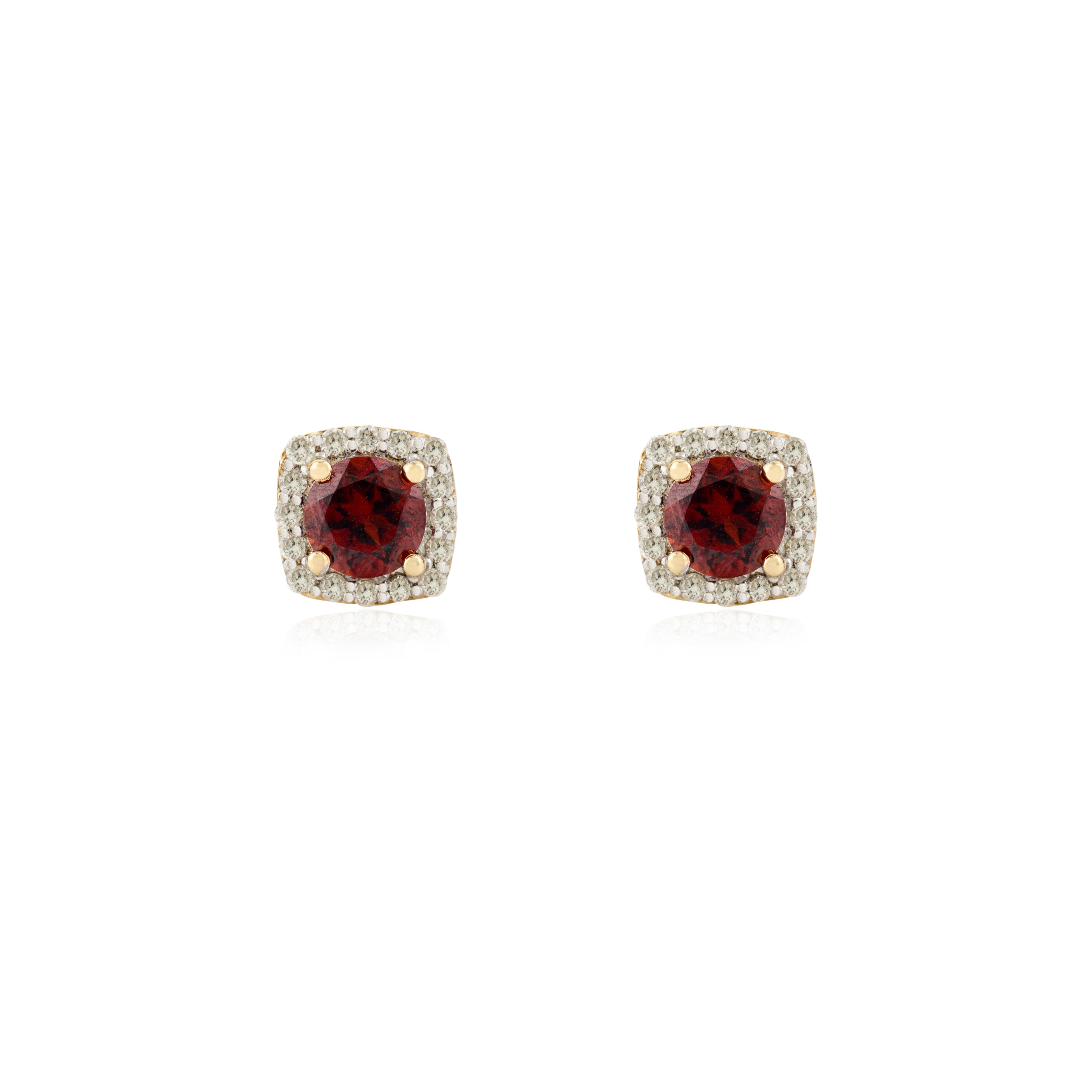 Boucles d'oreilles modernistes en or jaune 14k avec halo de diamant et grenat de 1,2 CTW. Embrassez votre look avec cette superbe paire de boucles d'oreilles qui convient à toutes les occasions pour compléter votre tenue.
Le grenat encourage