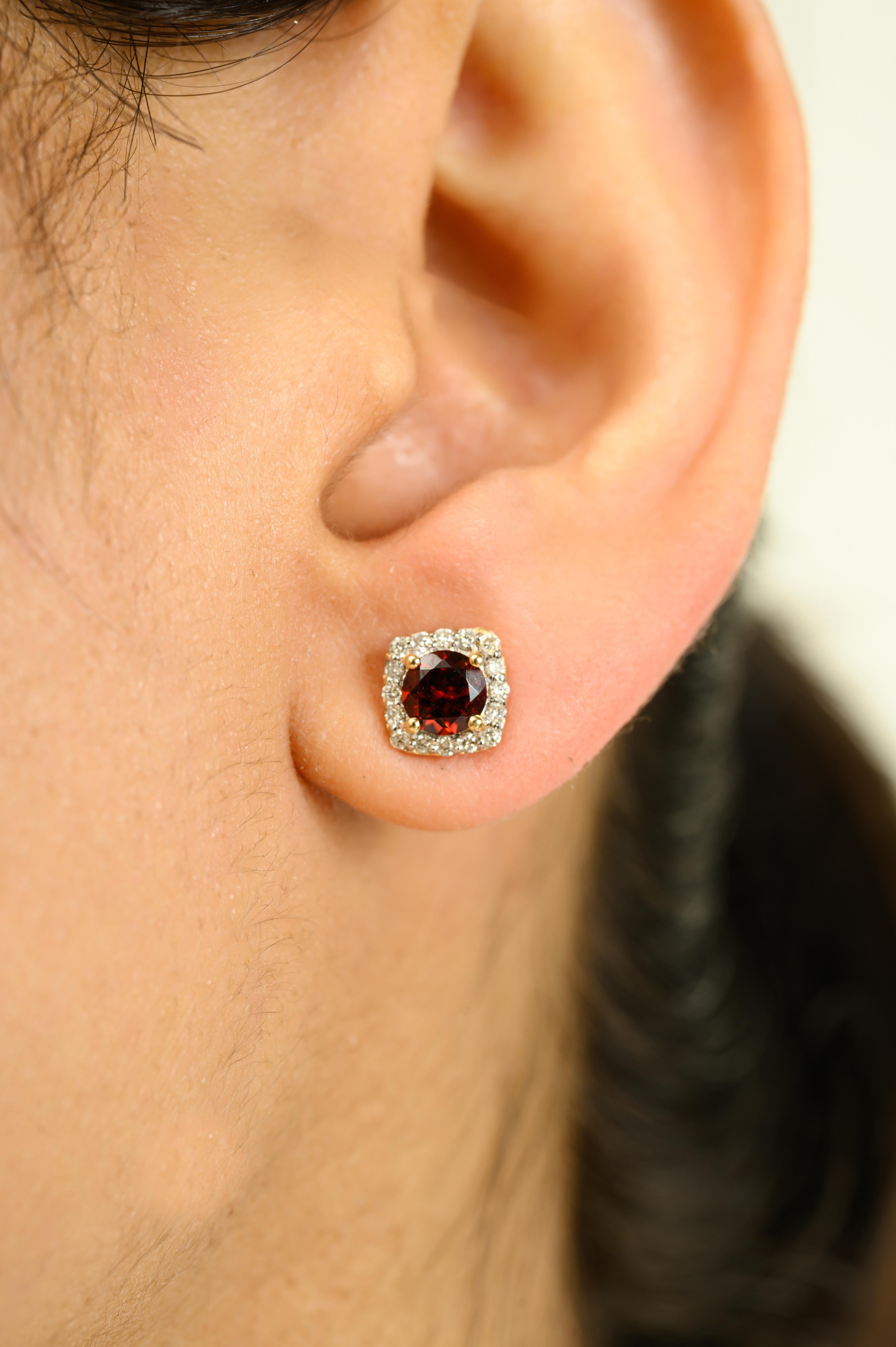 Moderne Boucles d'oreilles modernistes en or jaune 14k avec 1.2 CTW Garnet Halo Diamond Stud Cadeau pour maman en vente