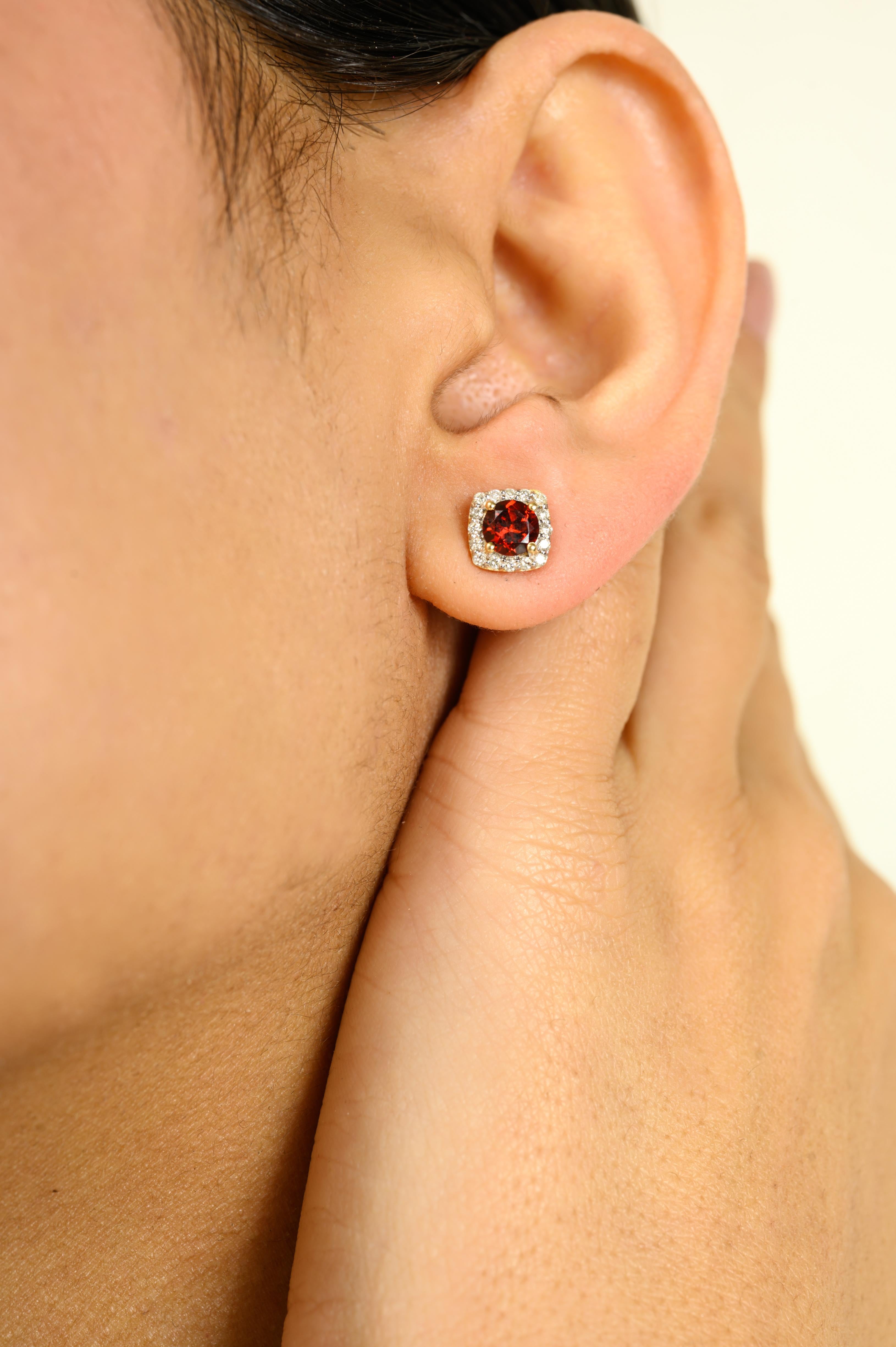 Boucles d'oreilles modernistes en or jaune 14k avec 1.2 CTW Garnet Halo Diamond Stud Cadeau pour maman Neuf - En vente à New York, NY