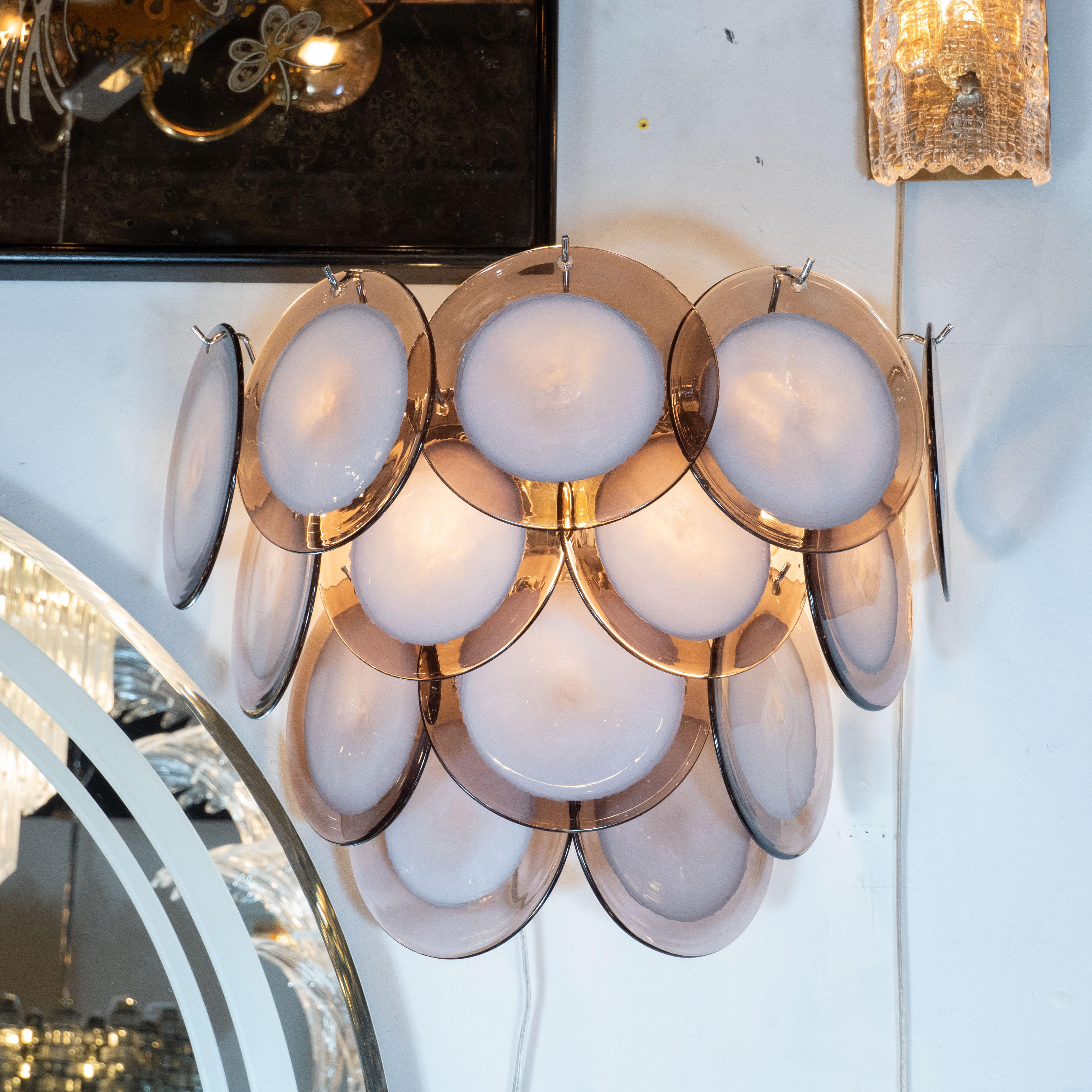 Questa bellissima coppia di appliques moderniste a 14 dischi vistosi è stata realizzata in esclusiva per High Style Deco dal nostro atelier di Murano, in Italia - l'isola al largo di Venezia, rinomata da secoli per la sua superlativa produzione di