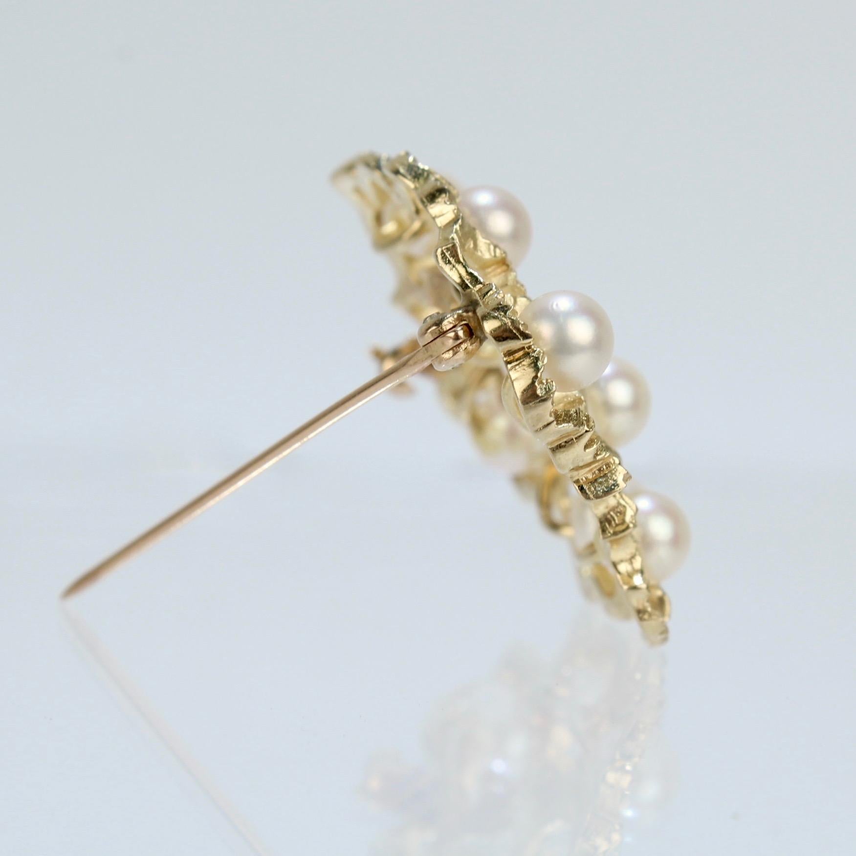 Blumenbrosche oder Anstecknadel, modernistische 14 Karat Gold und weiße runde Perlen im Angebot 1