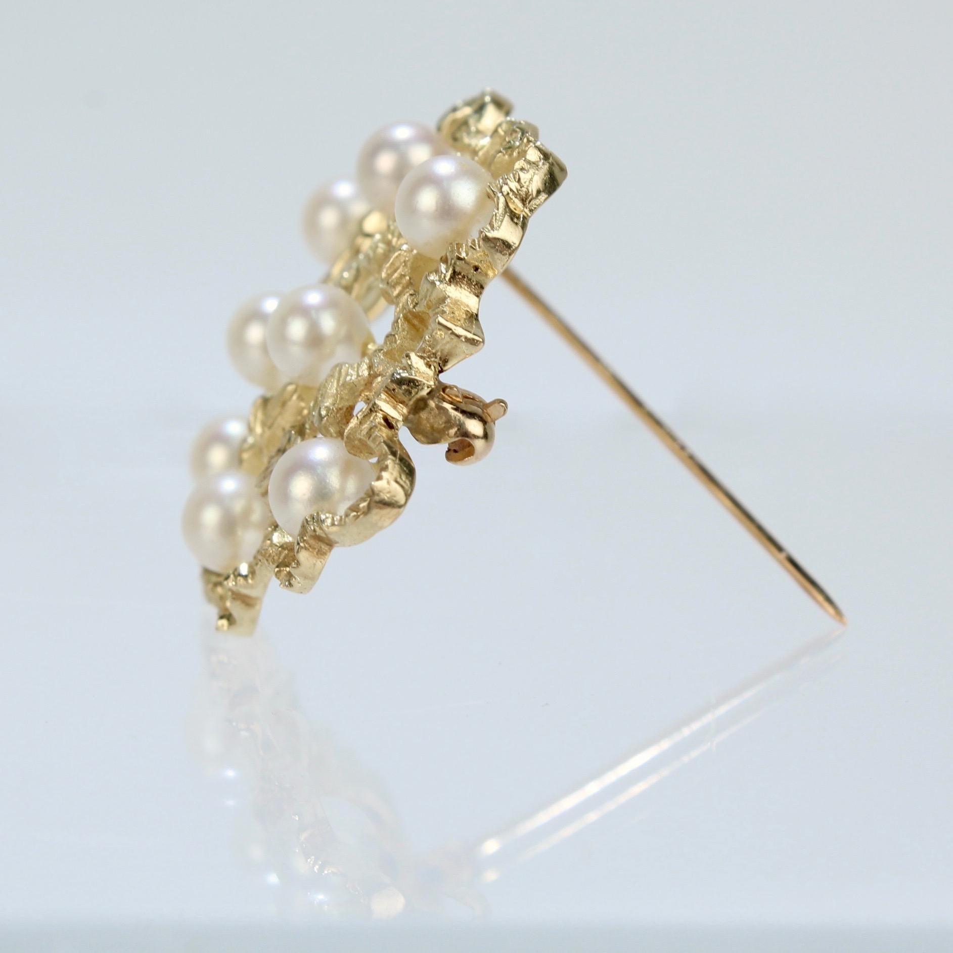 Blumenbrosche oder Anstecknadel, modernistische 14 Karat Gold und weiße runde Perlen im Angebot 2