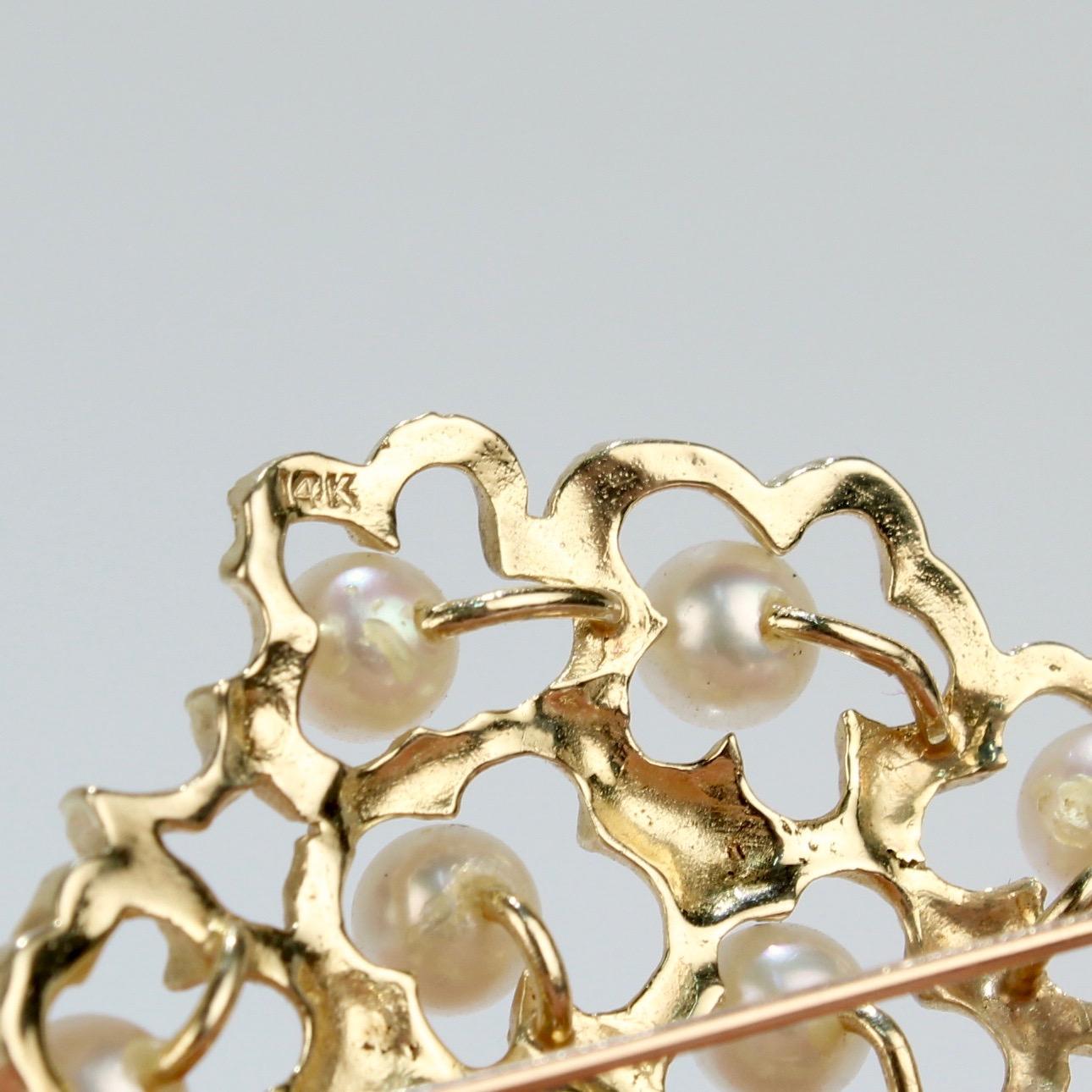 Blumenbrosche oder Anstecknadel, modernistische 14 Karat Gold und weiße runde Perlen im Angebot 4