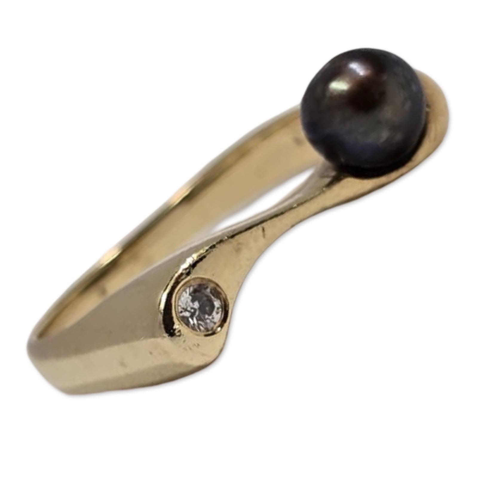 Anello scultura modernista con perle nere e diamanti in oro 14K In condizioni ottime in vendita a Miami, FL
