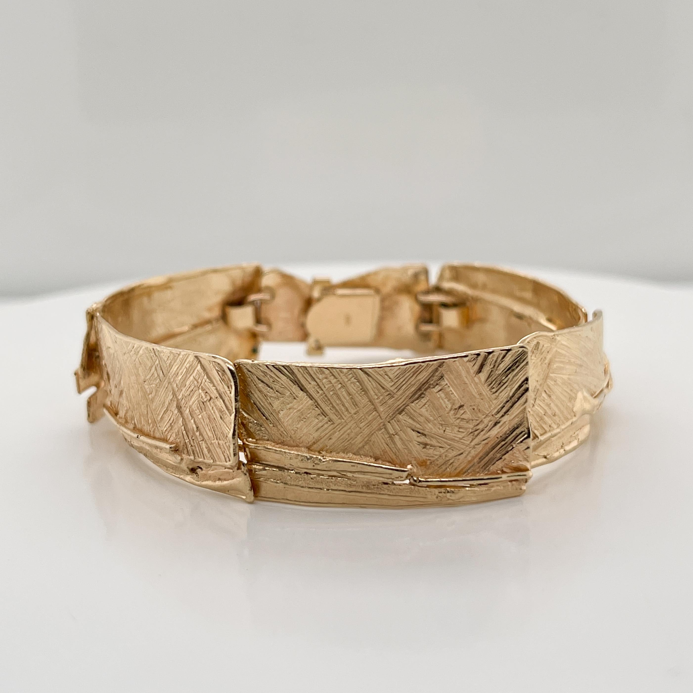 A fine Modernist gold bracelet. 

With 7 cast, leaf-like links in 14k yellow gold.

Attributed to Glenda Arentzen. 

Together with its Aaron Faber presentation box and leather pouch.

Simply great design from one of American's leading, cutting-edge