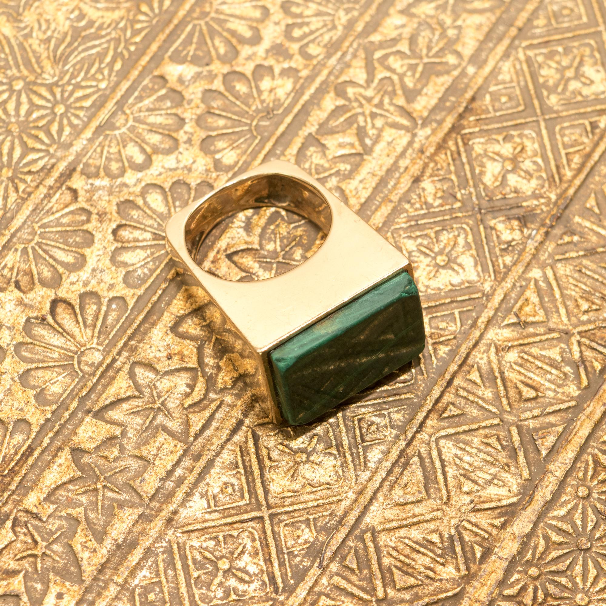 Modernistischer 14K Malachit Großer quadratischer Ring im Zustand „Gut“ im Angebot in Philadelphia, PA