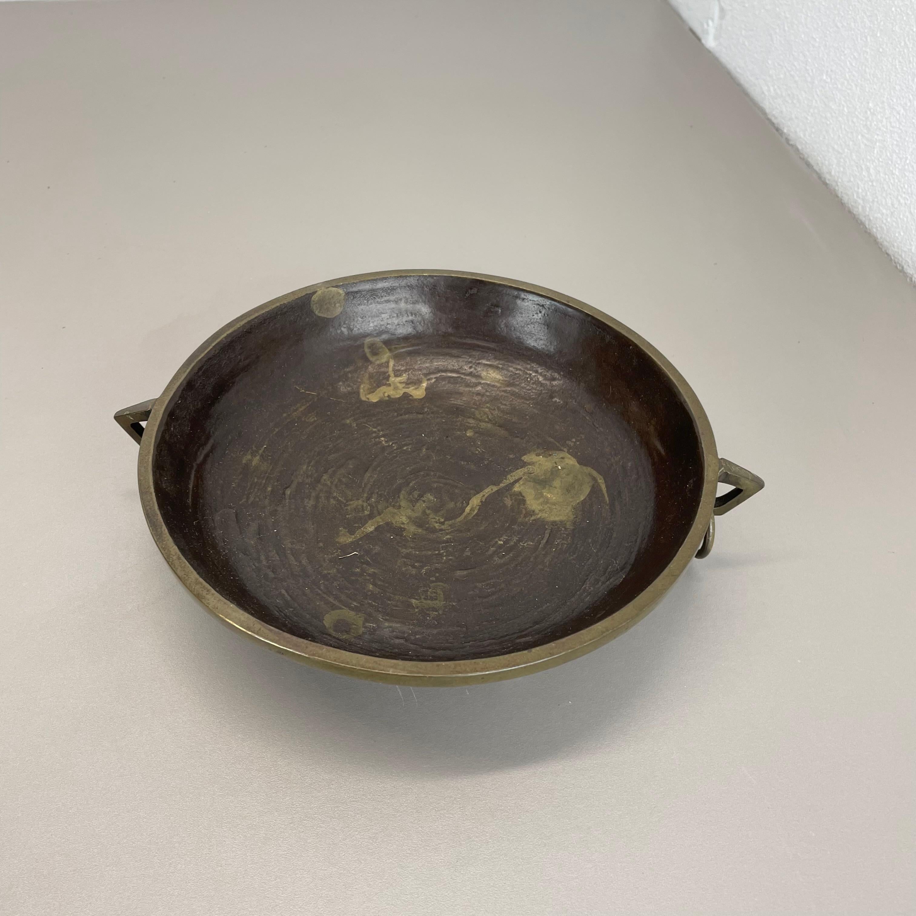 Scandinavian Modern Modernist 1.4kg Sculptural Brutalist Bronze shell bowl Element, France, 1960s For Sale