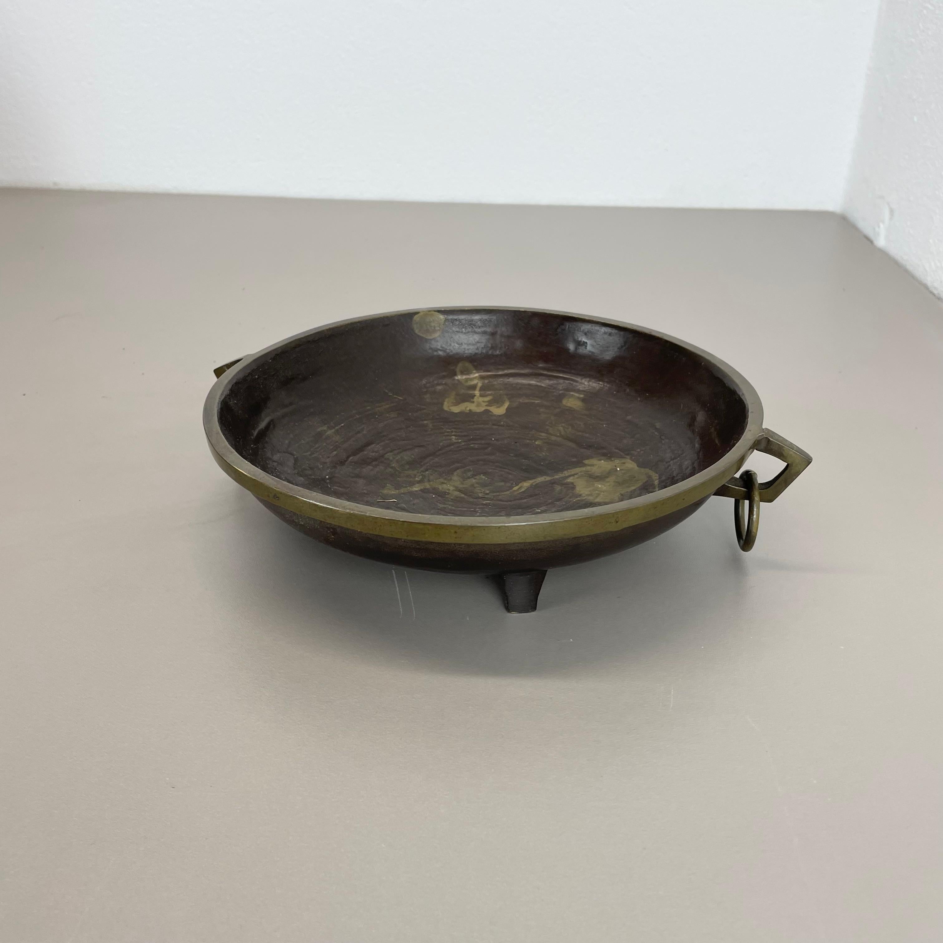 French Modernist 1.4kg Sculptural Brutalist Bronze shell bowl Element, France, 1960s For Sale