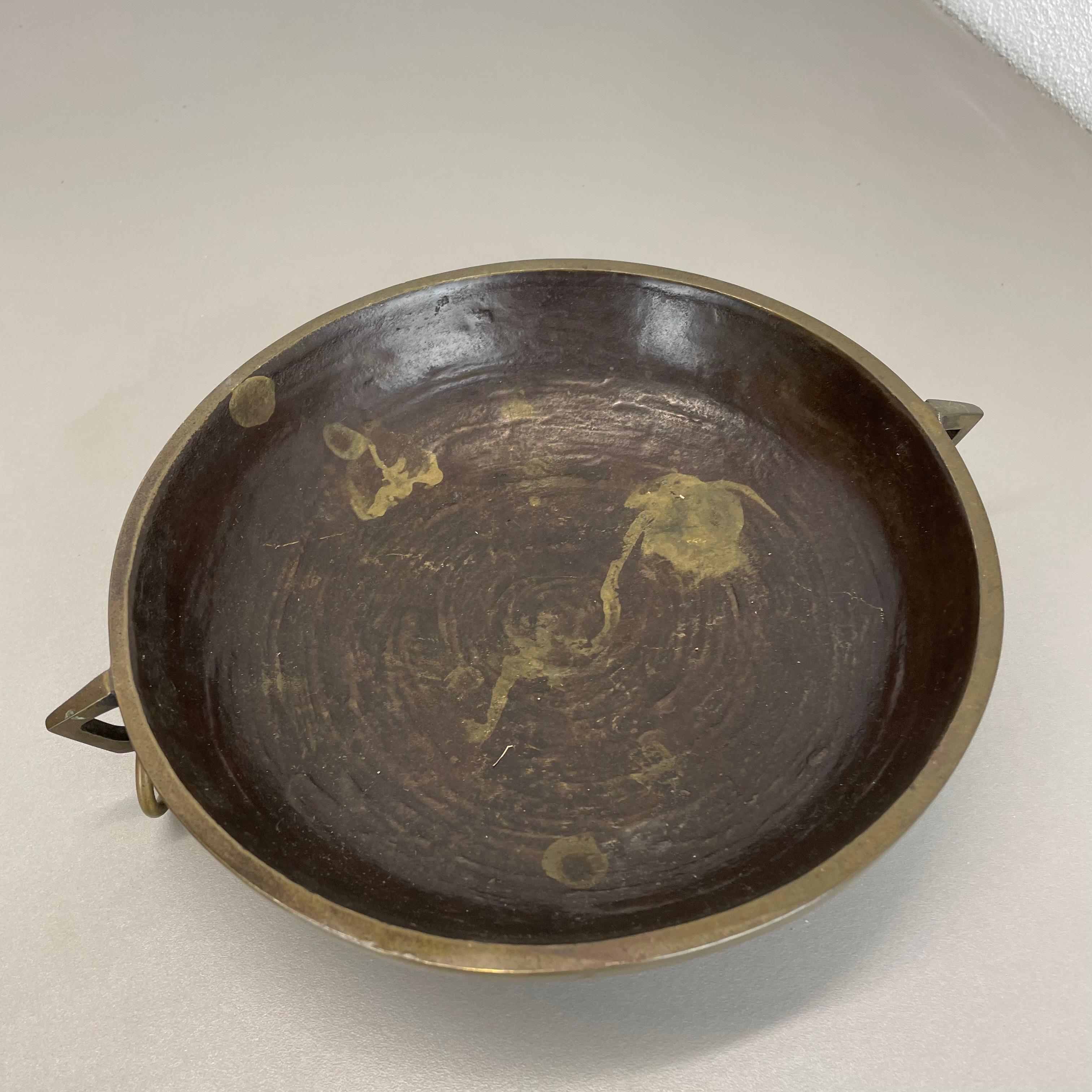 20th Century Modernist 1.4kg Sculptural Brutalist Bronze shell bowl Element, France, 1960s For Sale