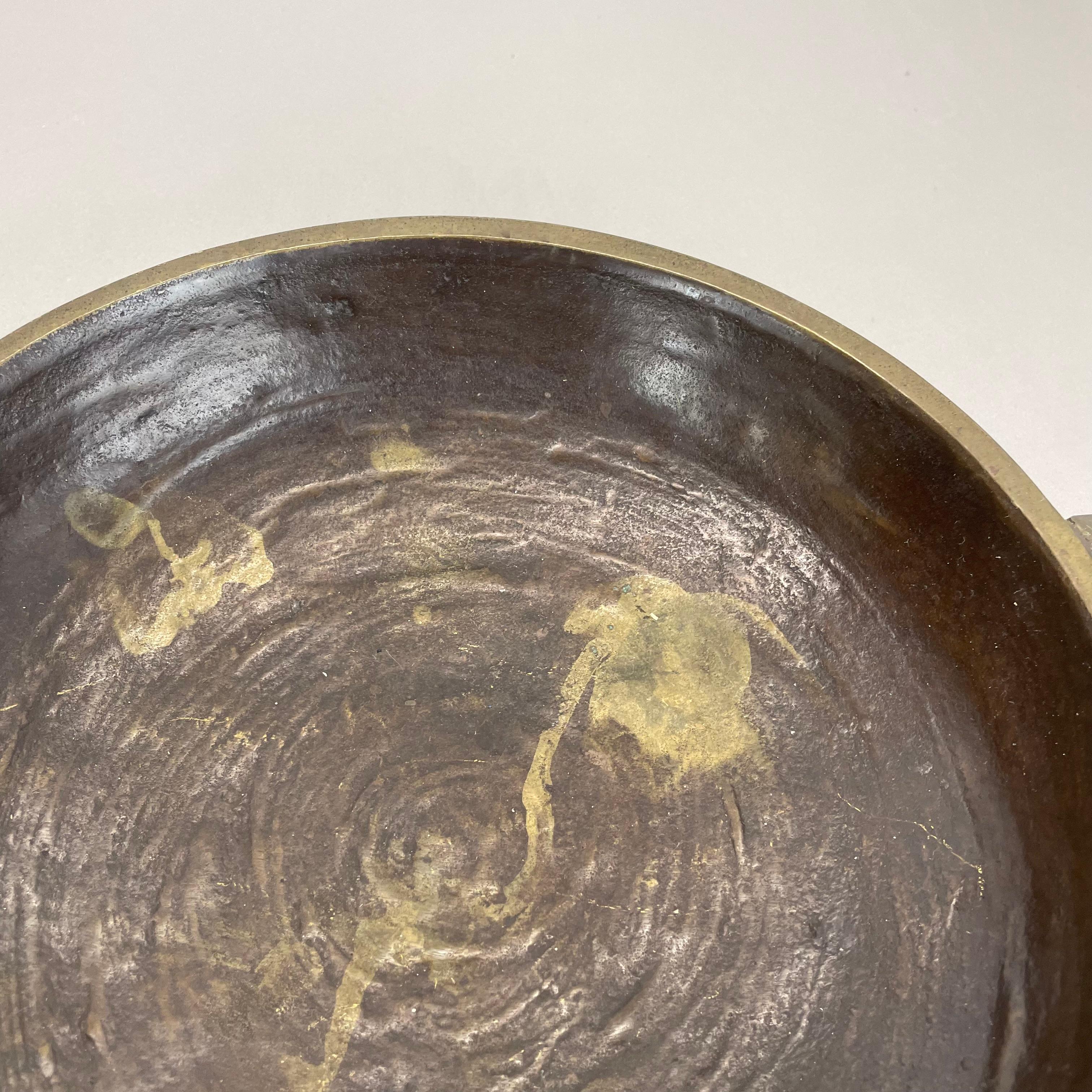 Modernist 1.4kg Sculptural Brutalist Bronze shell bowl Element, France, 1960s For Sale 2