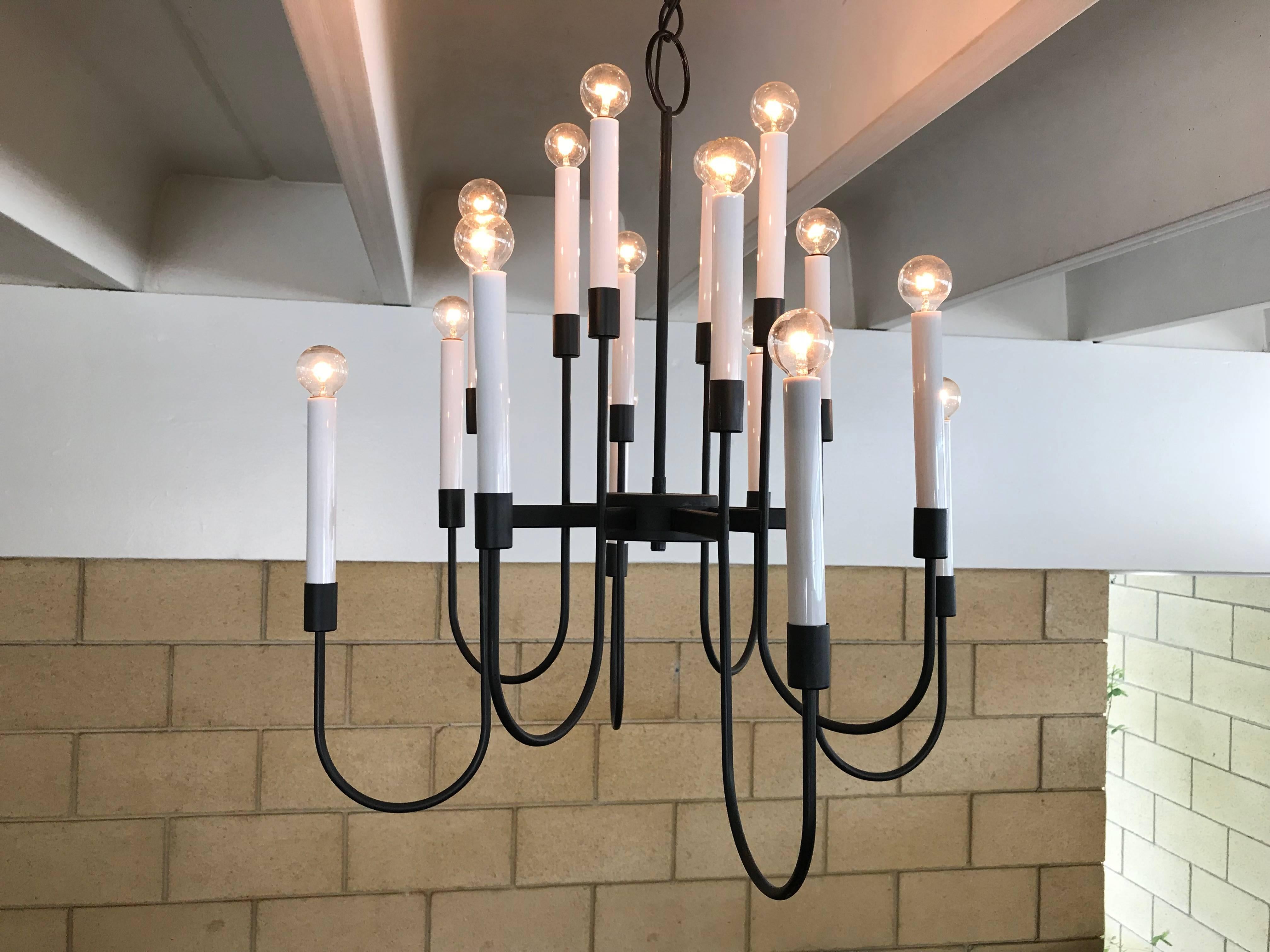 lustre Lightolier des années 1960 - ces lustres ont 16 ampoules et tous les styles d'ampoules conviennent : rondes:: en forme de bougie:: givrées:: etc. Je les préfère avec de petites ampoules rondes. Les ampoules sont incluses si vous les voulez.