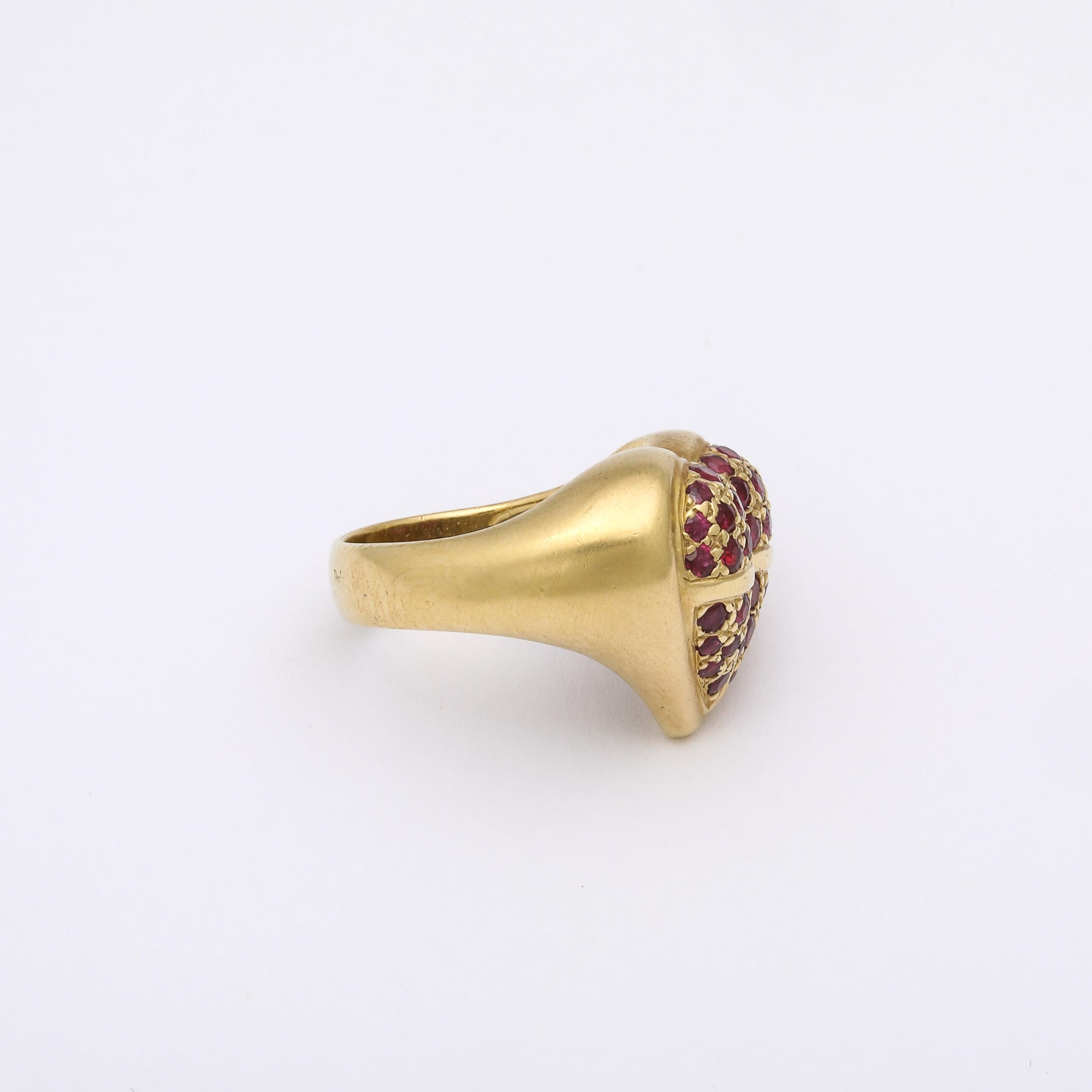 Modernista de oro de 18 quilates y rubí  Anillo Corazón firmado Cordón Kisselstein Moderno en venta
