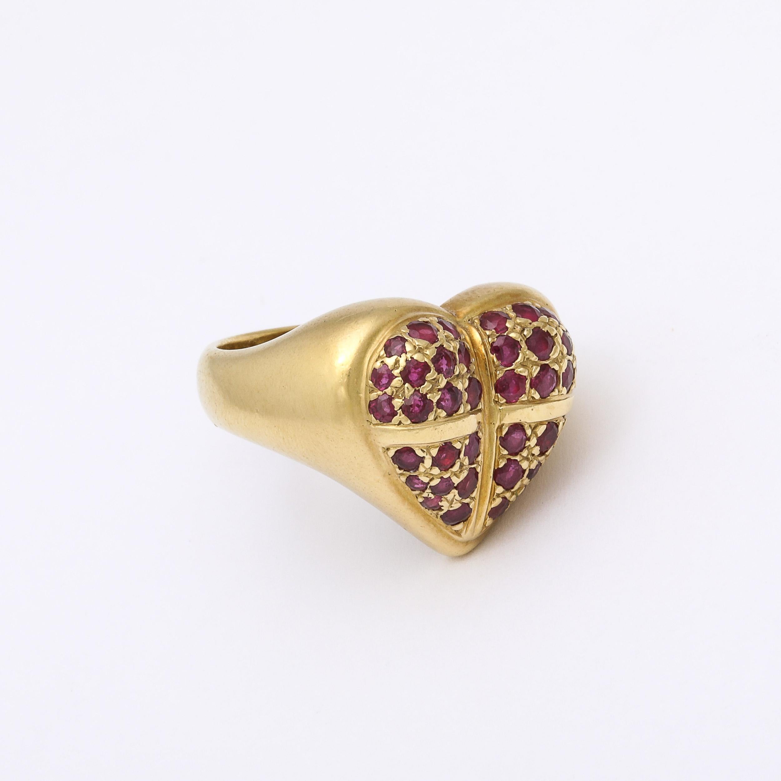 Modernista de oro de 18 quilates y rubí  Anillo Corazón firmado Cordón Kisselstein Corte redondo en venta