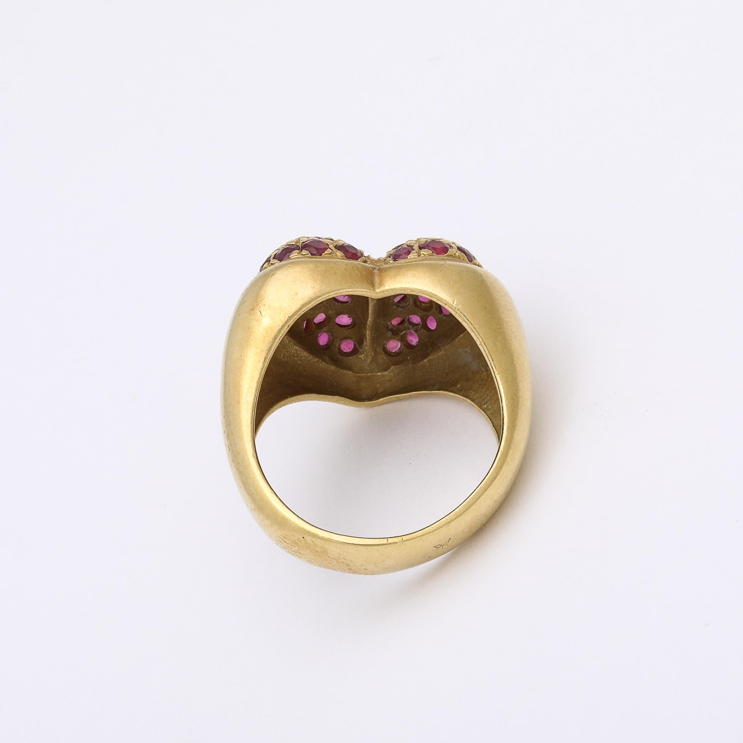 Modernista de oro de 18 quilates y rubí  Anillo Corazón firmado Cordón Kisselstein en Excelente estado para la venta en New York, NY