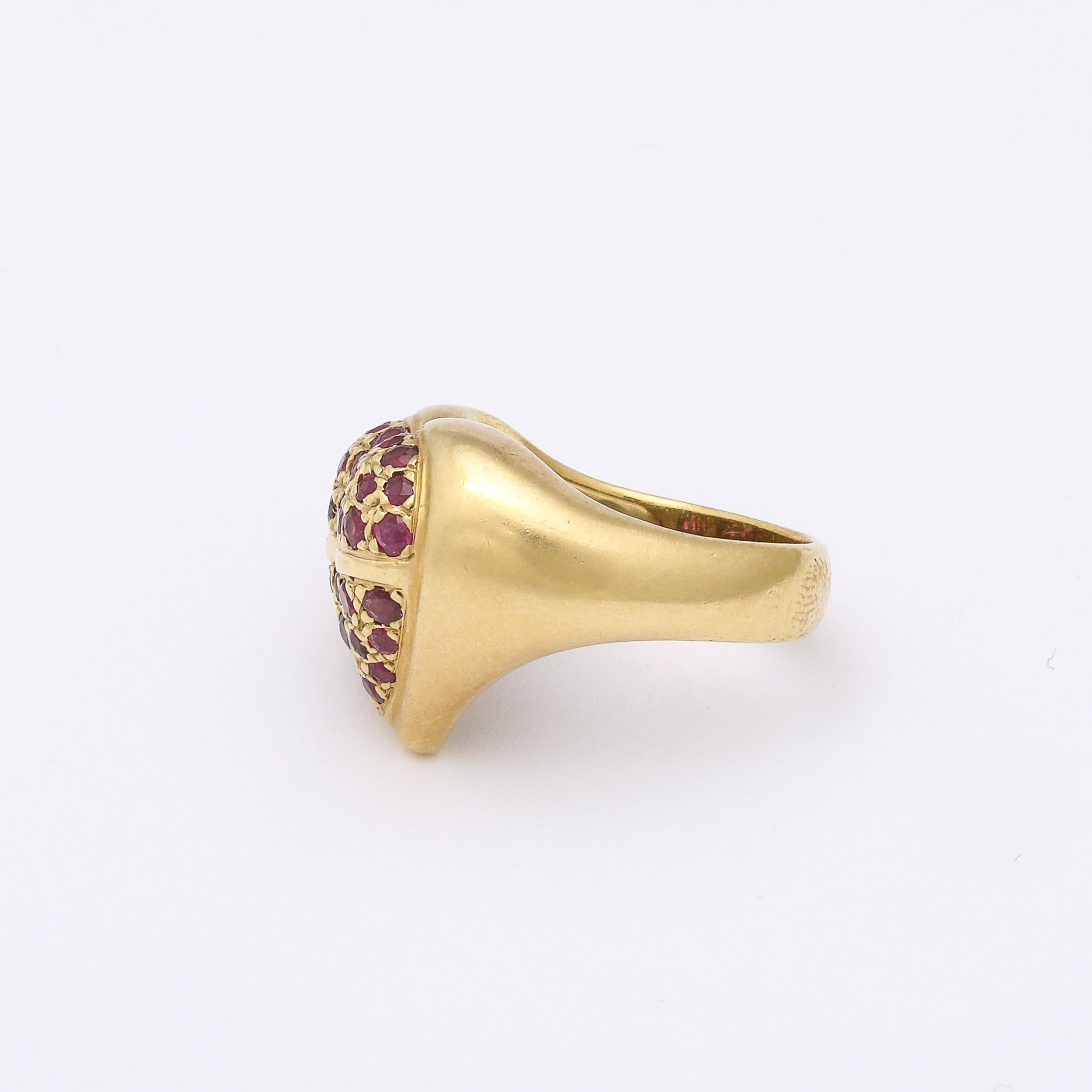 Femenino o masculino Modernista de oro de 18 quilates y rubí  Anillo Corazón firmado Cordón Kisselstein en venta