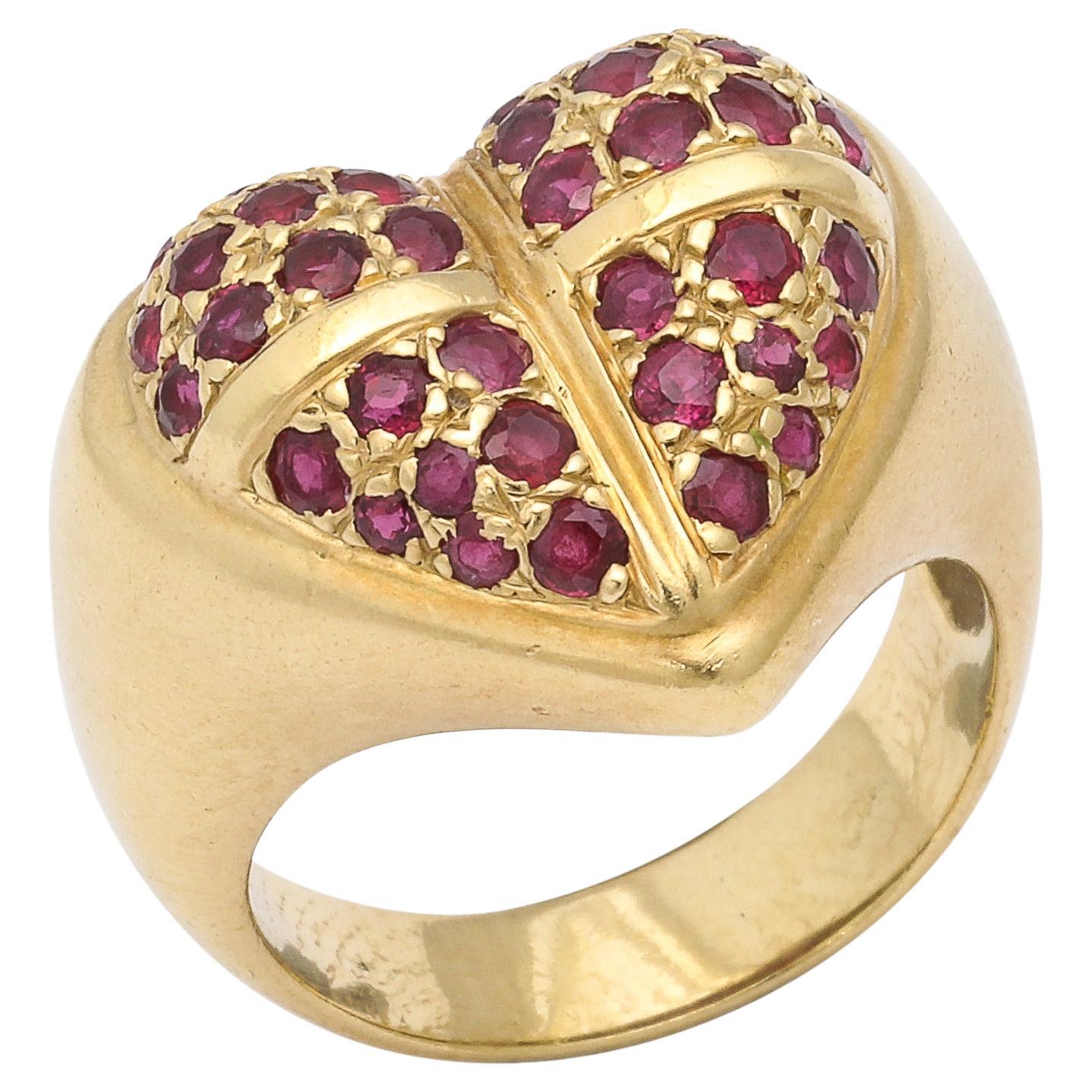 Or 18 carats et rubis moderniste  Bague cœur signée Kisselstein Cord en vente