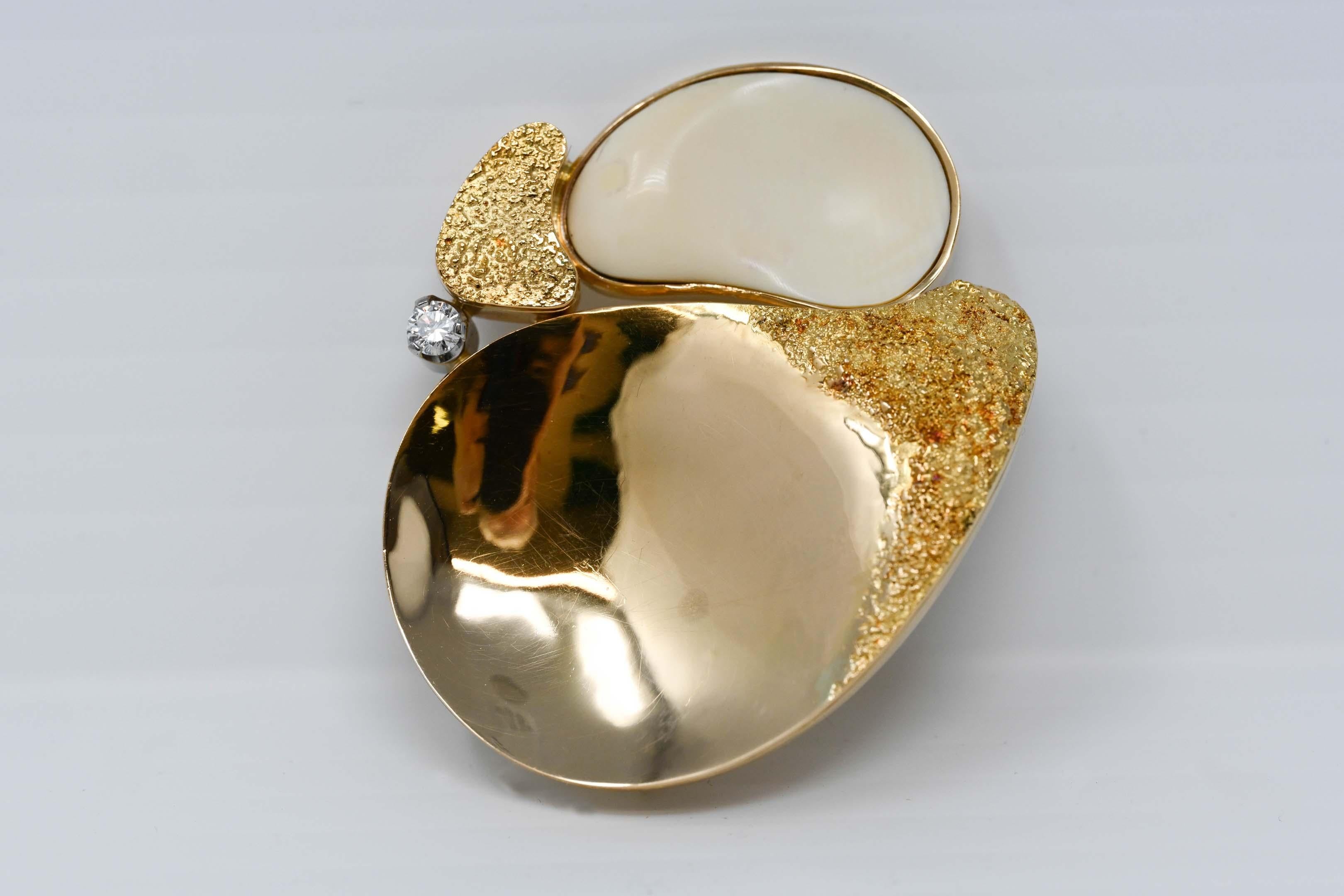 Broche modernista de oro de 18 quilates y diamantes de 0,20 ct con diseño de color marfil. Medidas 2 pulgadas x 1 7/8 pulgadas, 25,1 gramos. Fabricante desconocido, desgaste acorde con la edad. 