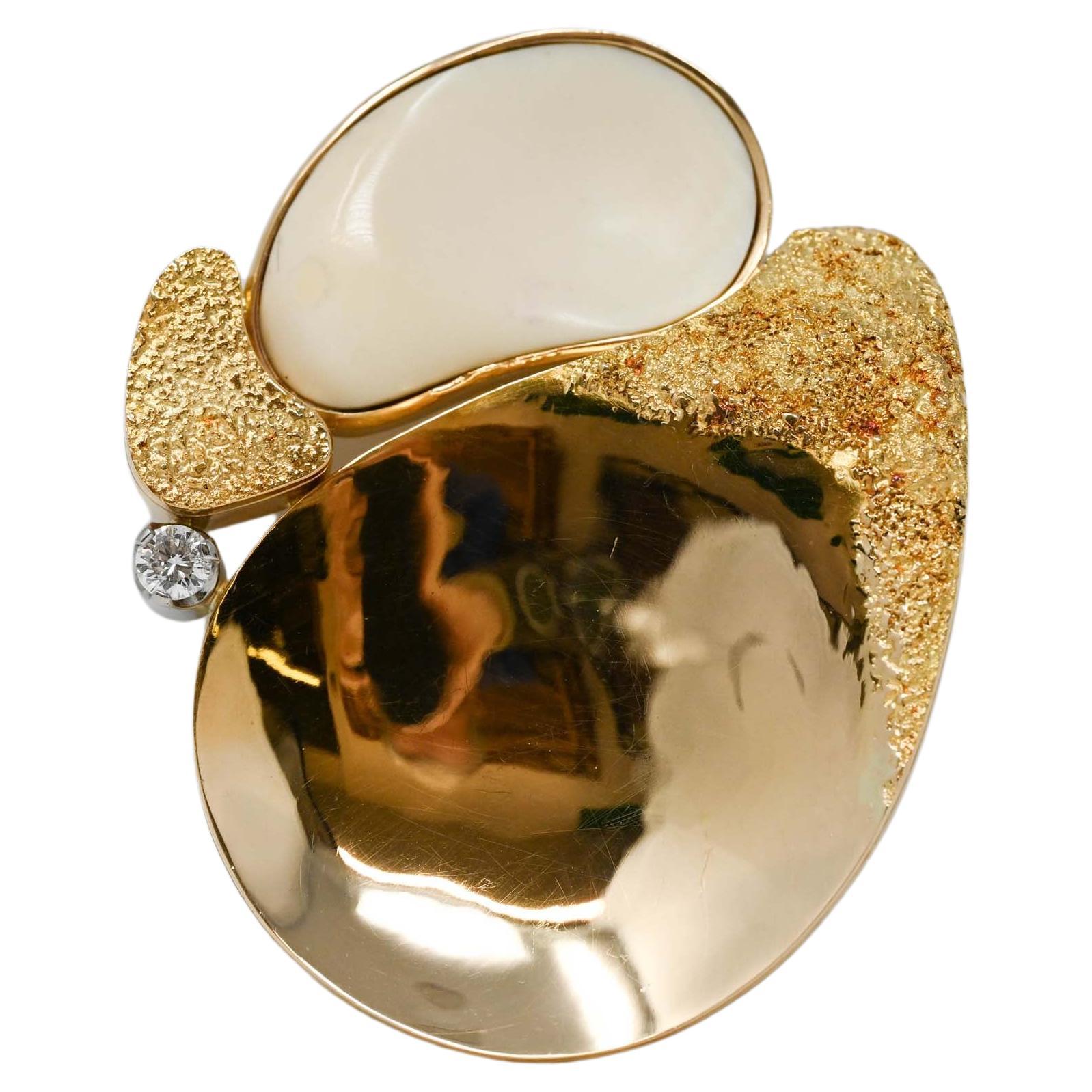 Broche modernista de oro de 18 quilates y diamantes de 0,20 ct en venta