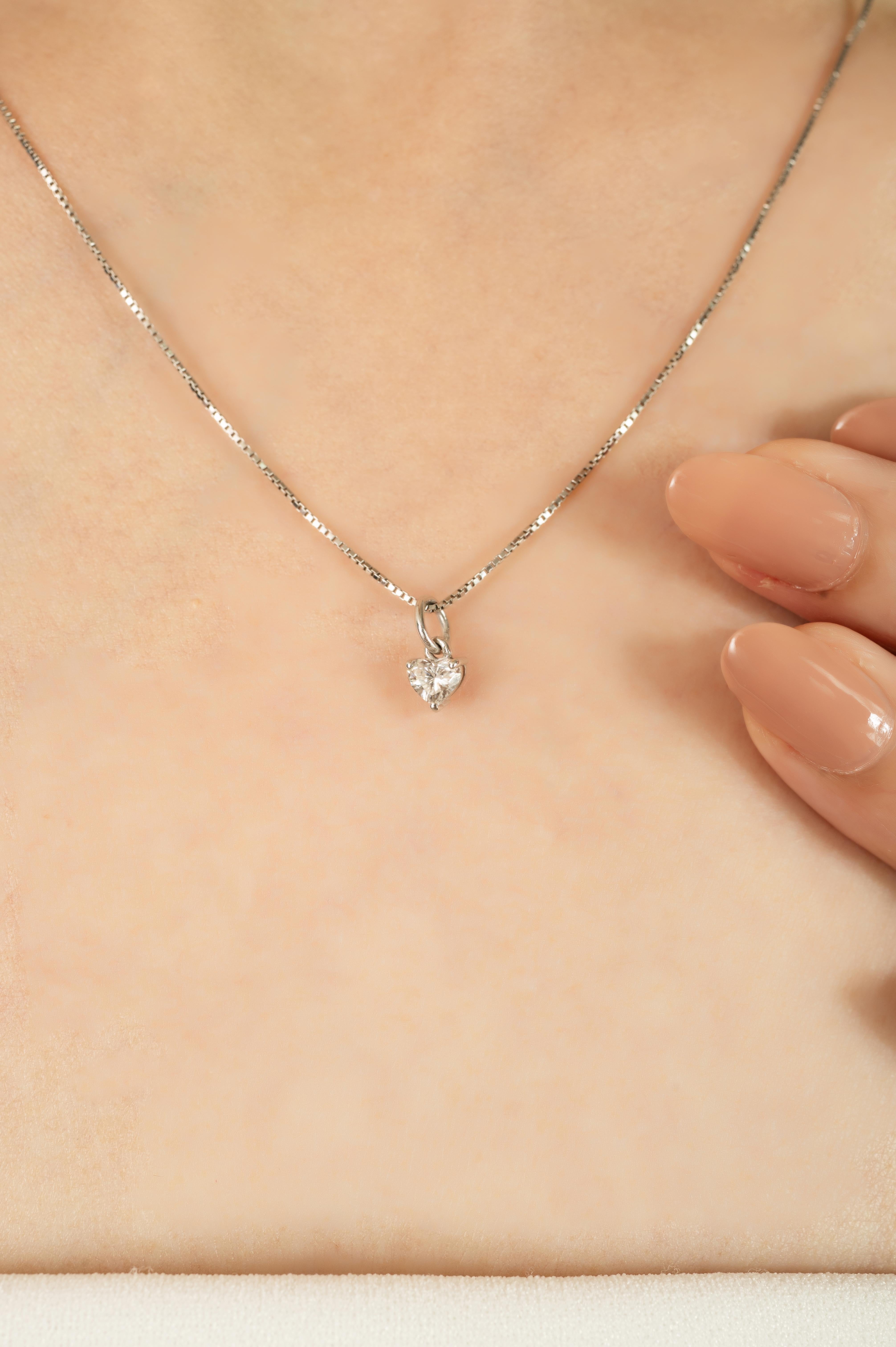 Dieser elegante Anhänger pr�äsentiert einen herzförmigen Diamanten mit Brillantschliff von 0,25 Karat, der sicher in einer minimalistischen Zackenfassung aus massivem 18 Karat Weißgold gefasst ist. Das offene Korbdesign maximiert die Lichtreflexion