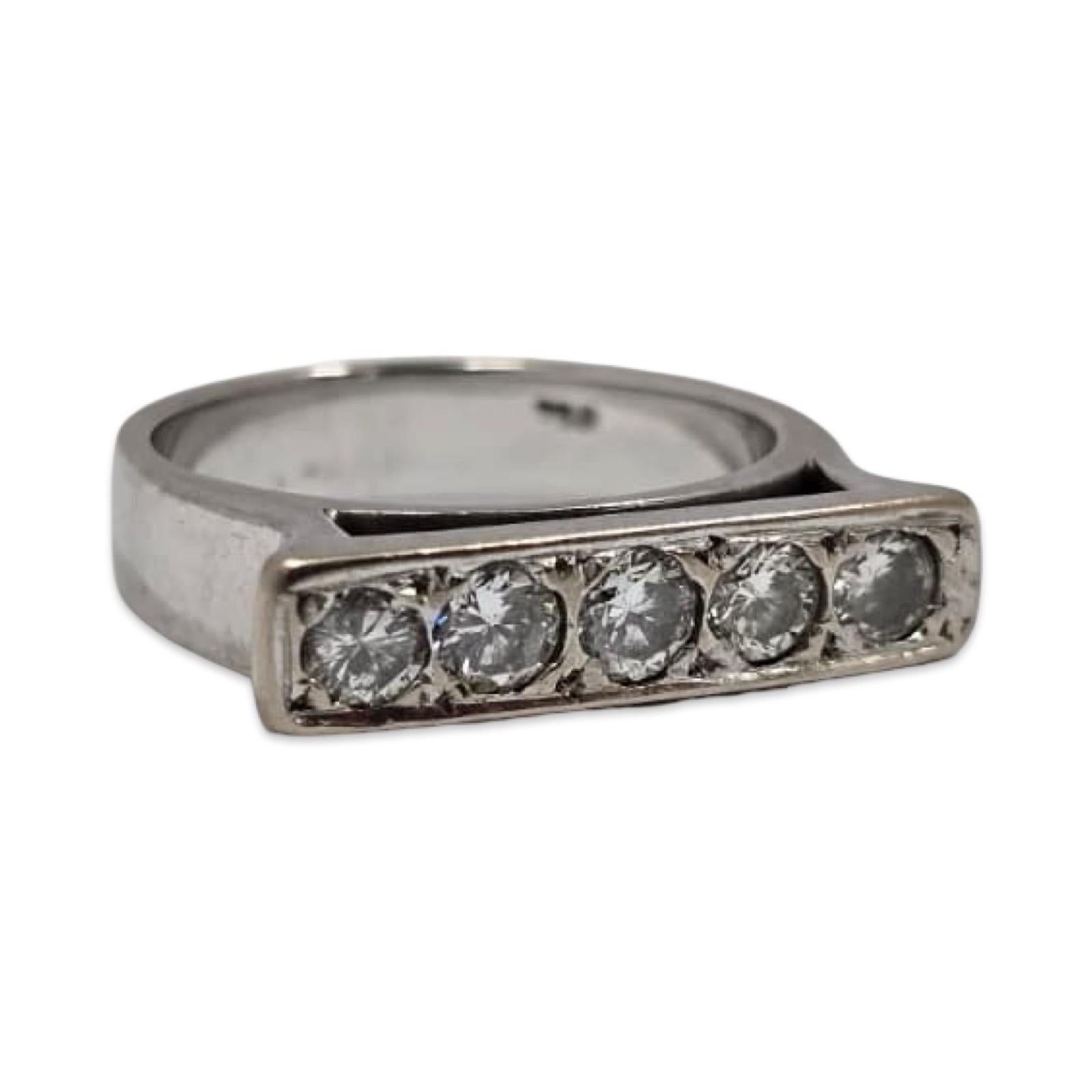 Taglio rotondo Anello Modernista a Bar in oro bianco 18 carati con diamante da 0,75 carati in vendita