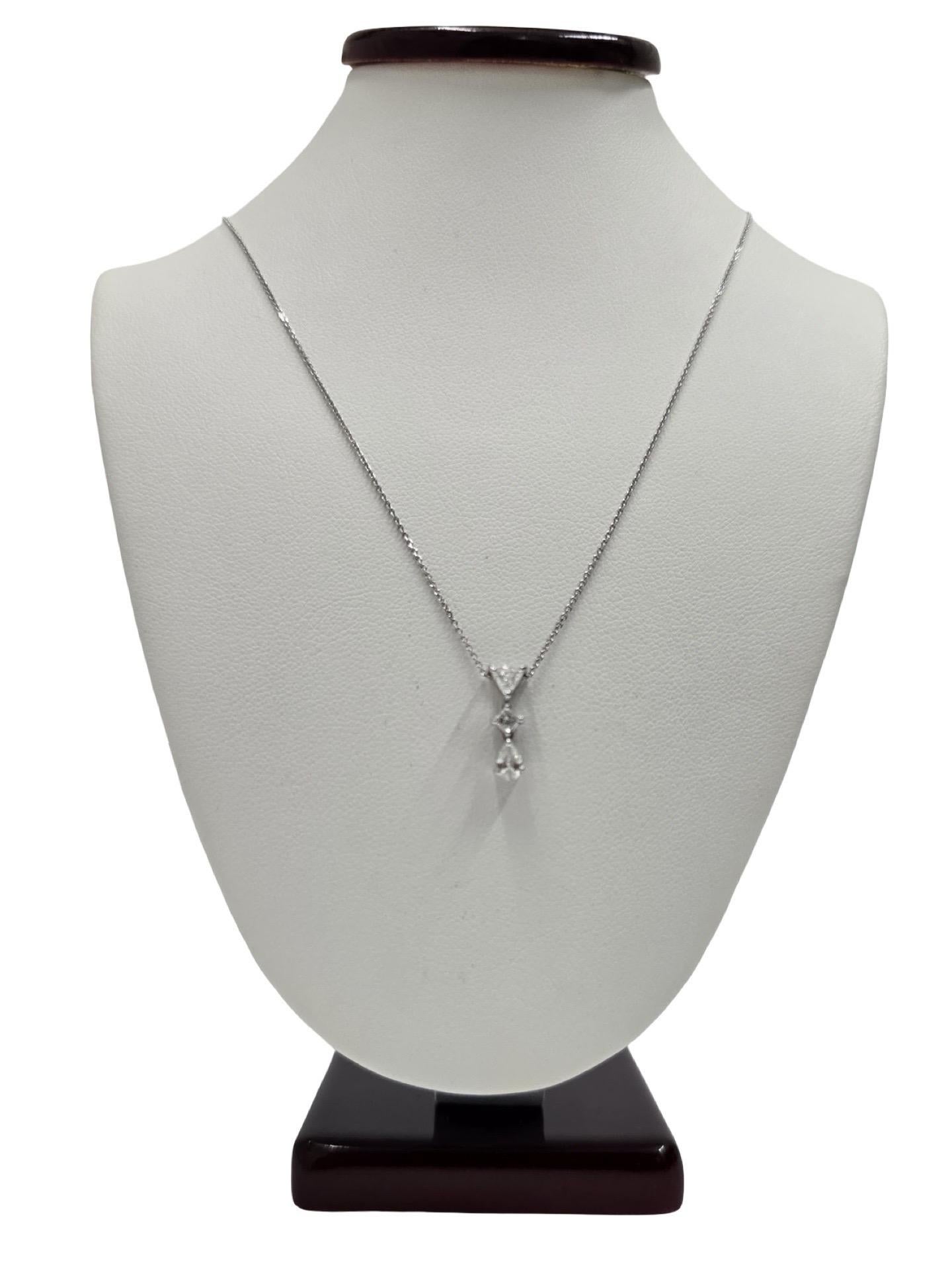 Pendentif moderniste en or blanc 18K avec diamants trillion, princesse et poire en vente 1