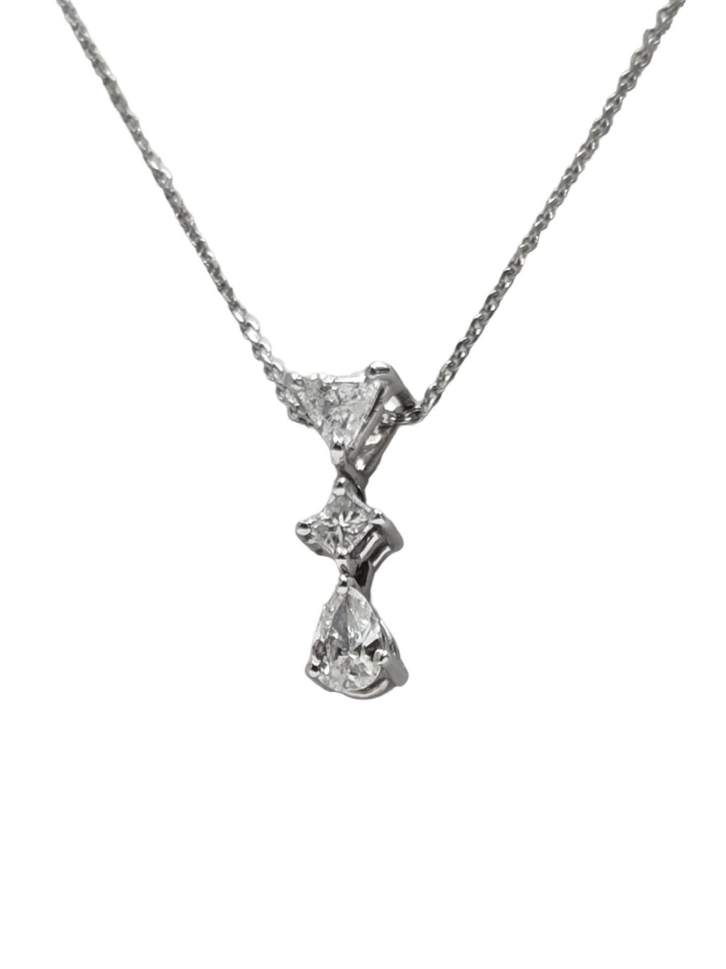 Pendentif moderniste en or blanc 18K avec diamants trillion, princesse et poire en vente 2
