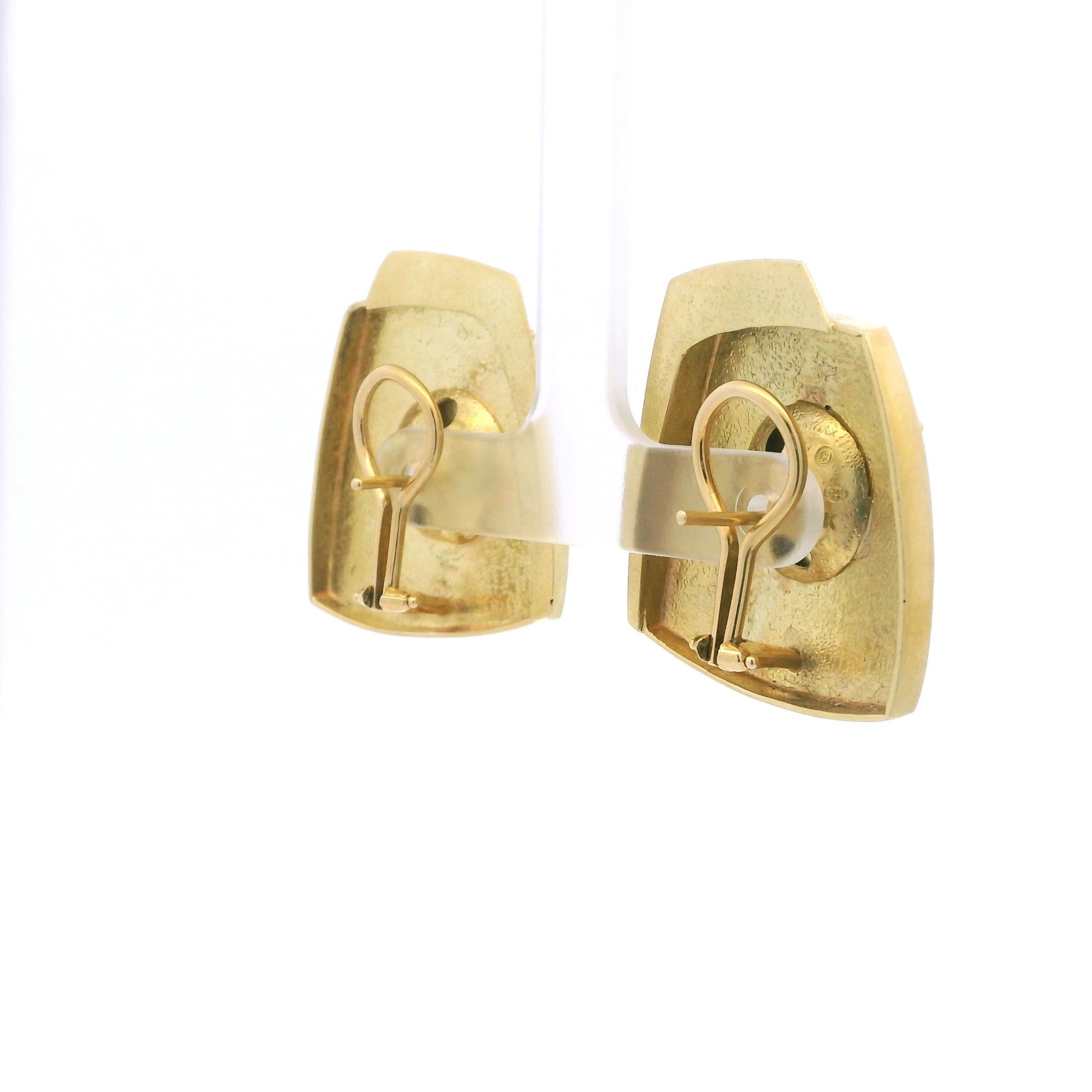 Orecchini a clip modernisti in oro giallo 18 carati e giada con dettaglio di granulazione In condizioni ottime in vendita a Miami, FL