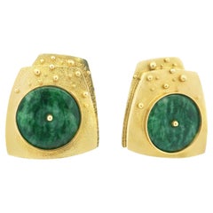 Boucles d'oreilles modernes en or jaune 18 carats et jade avec détails de granulation