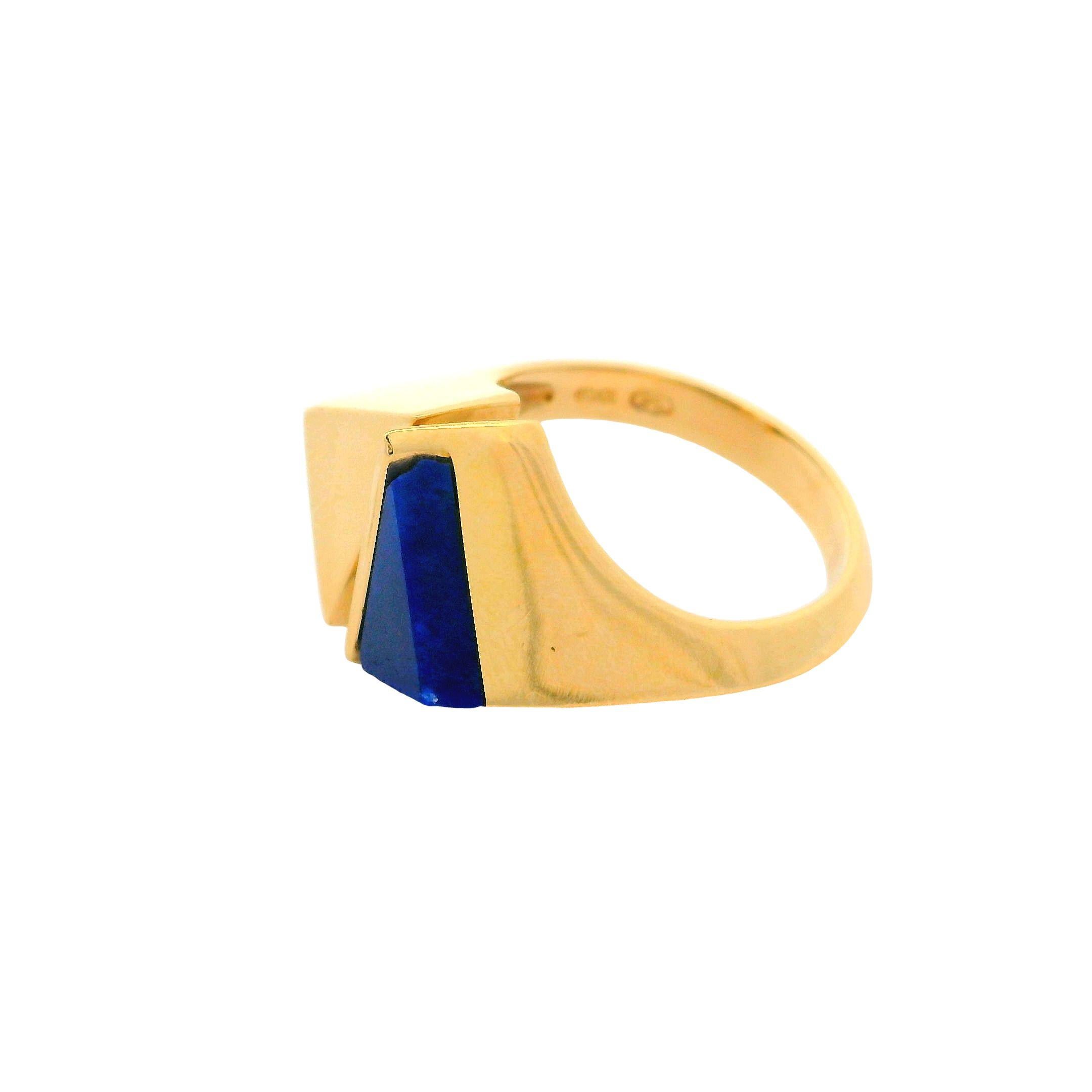 Modernistischer geometrischer dreieckiger Bypass- Tension-Ring aus 18 Karat Gelbgold mit blauem Lapislazuli (Trillionschliff) im Angebot