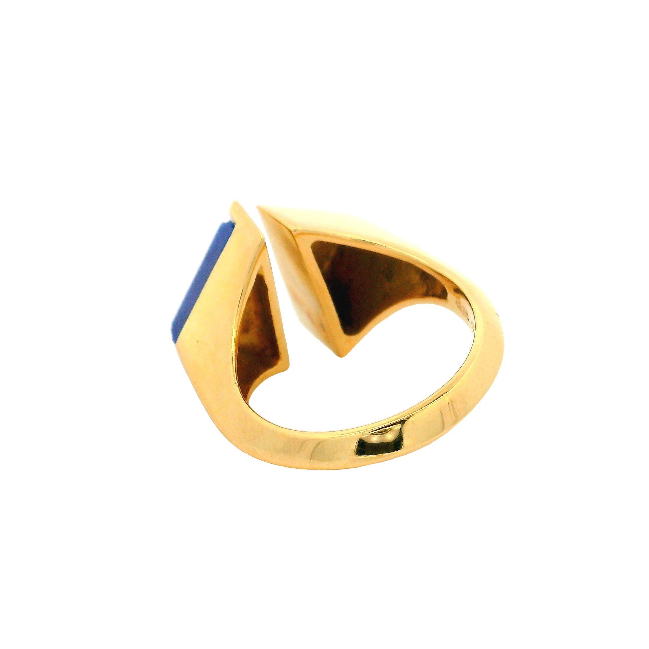 Modernist 18k Yellow Gold Blue Lapis Geometric Triangular Bypass Tension Ring In Excellent Condition For Sale In Montclair, NJ