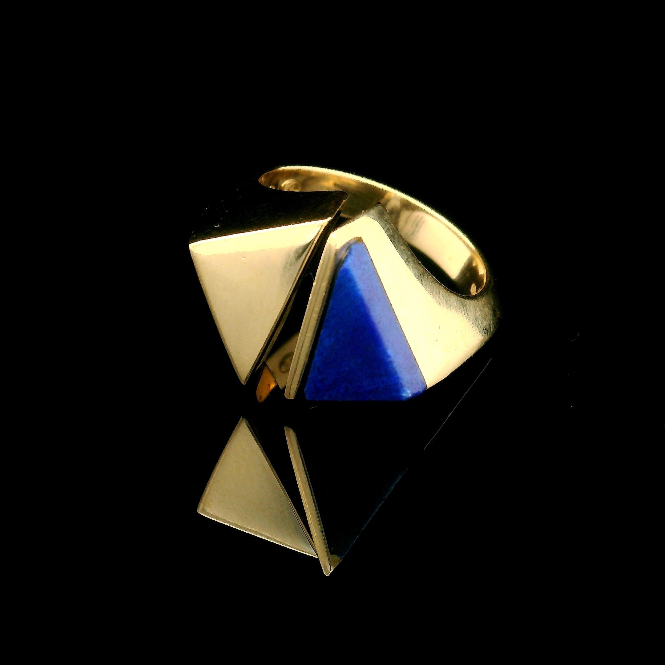 Modernist 18k Yellow Gold Blue Lapis Geometric Triangular Bypass Tension Ring For Sale 1