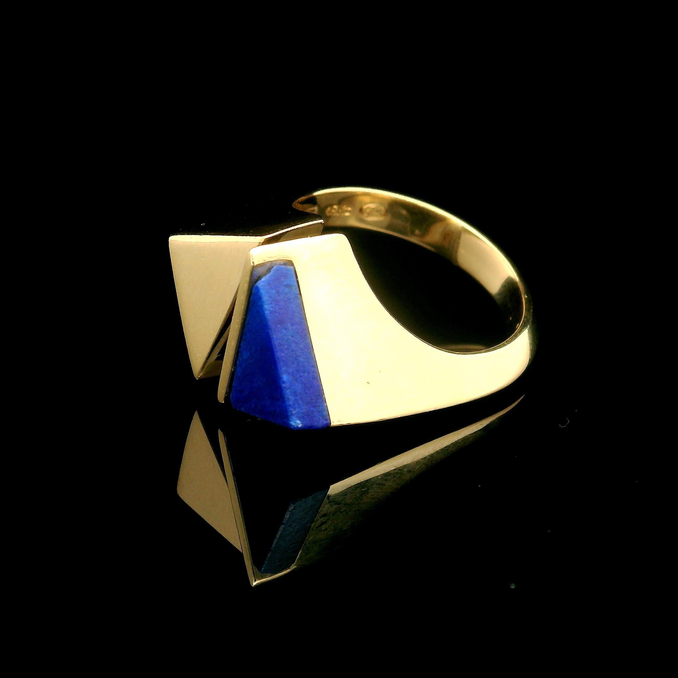 Modernist 18k Yellow Gold Blue Lapis Geometric Triangular Bypass Tension Ring For Sale 2