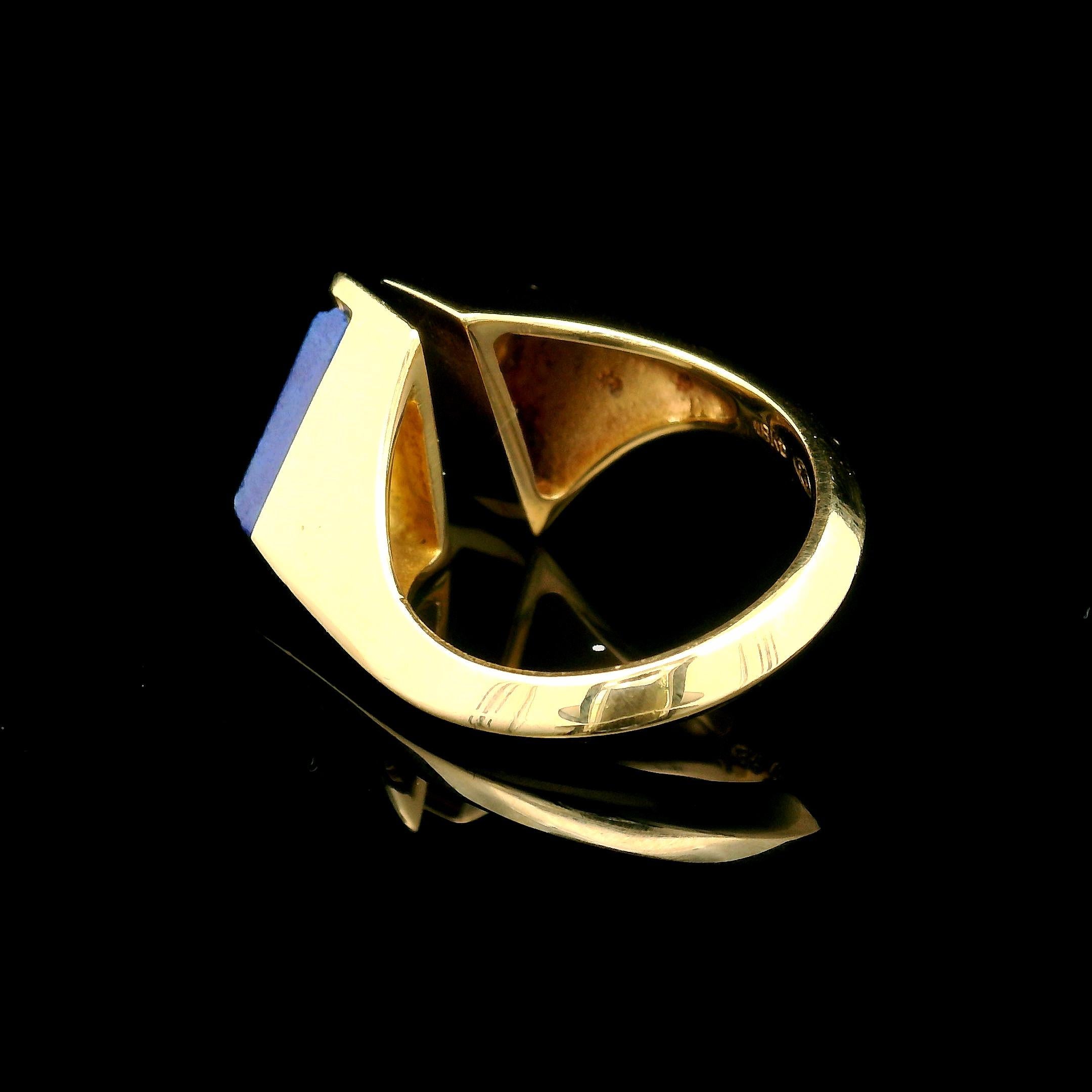 Modernistischer geometrischer dreieckiger Bypass- Tension-Ring aus 18 Karat Gelbgold mit blauem Lapislazuli im Angebot 3