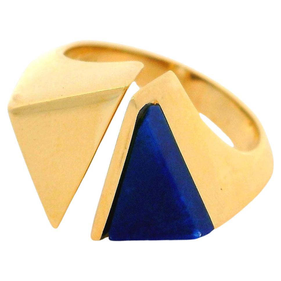 Modernist 18k Yellow Gold Blue Lapis Geometric Triangular Bypass Tension Ring For Sale