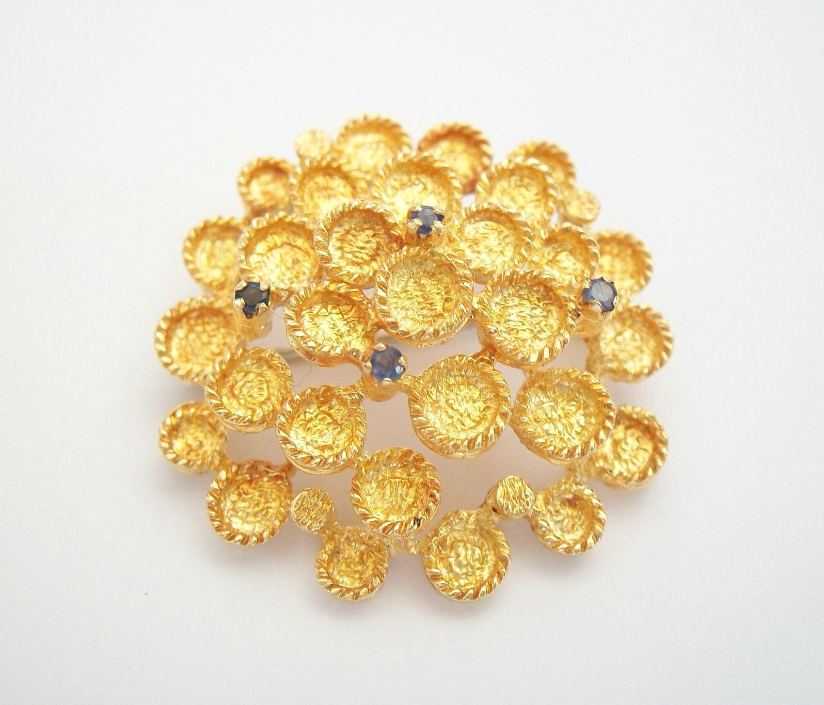 Round Cut Modernist 18K Yellow Gold Brooch with Sapphires, Italy, Circa 1970's For Sale
