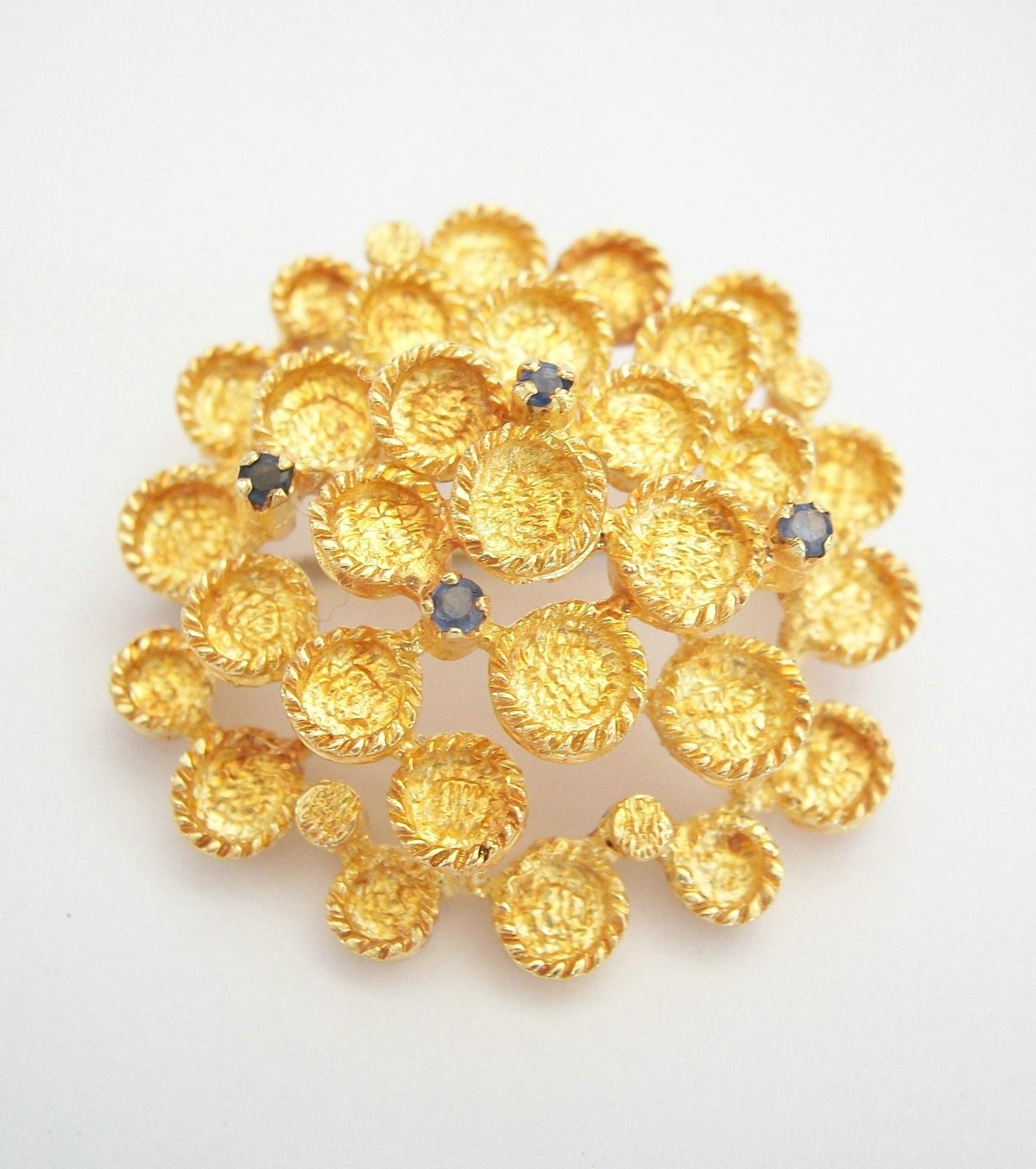 Modernist 18K Yellow Gold Brooch with Sapphires, Italy, Circa 1970's In Good Condition For Sale In Chatham, CA