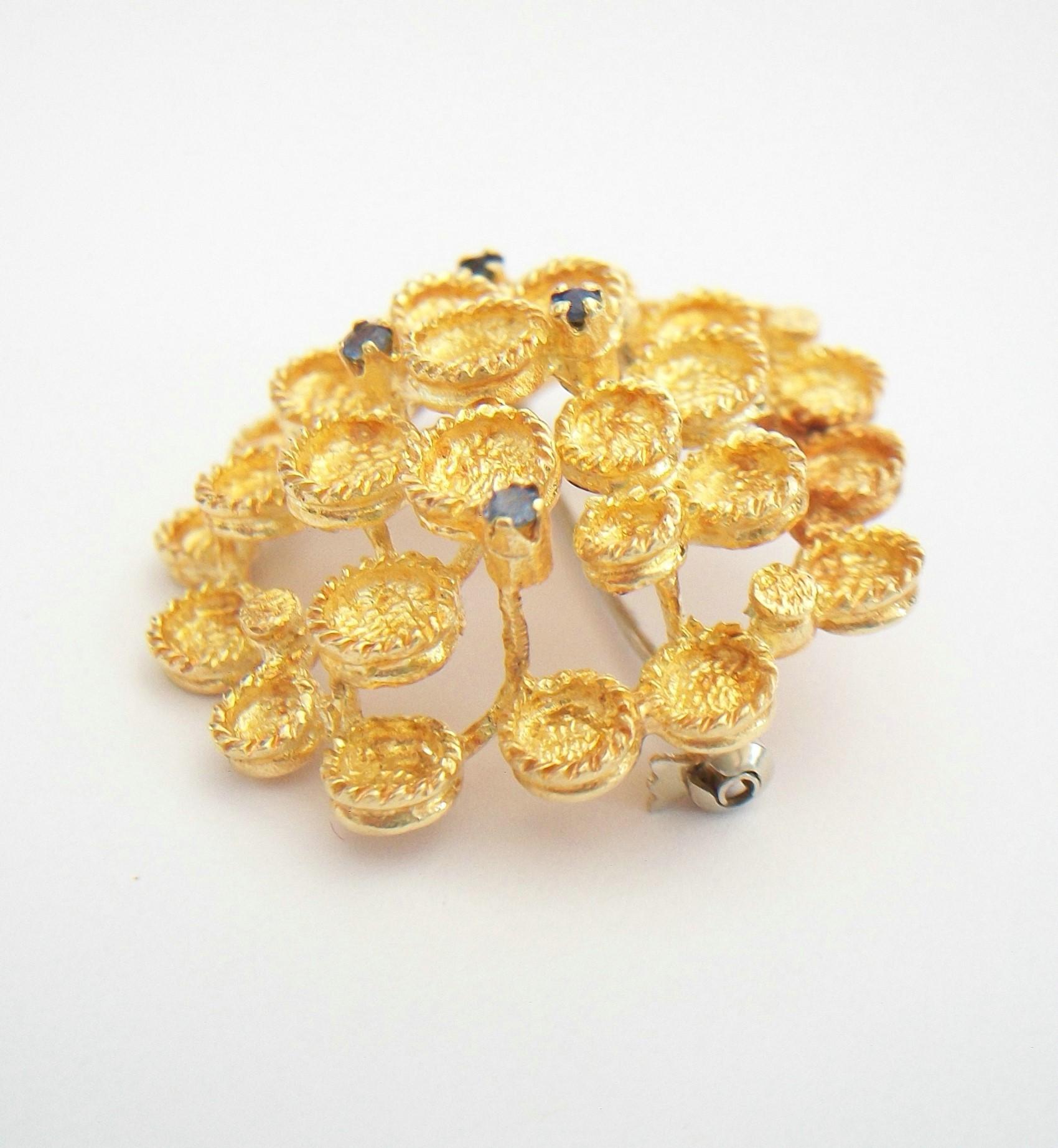 Modernist 18K Yellow Gold Brooch with Sapphires, Italy, Circa 1970's For Sale 1