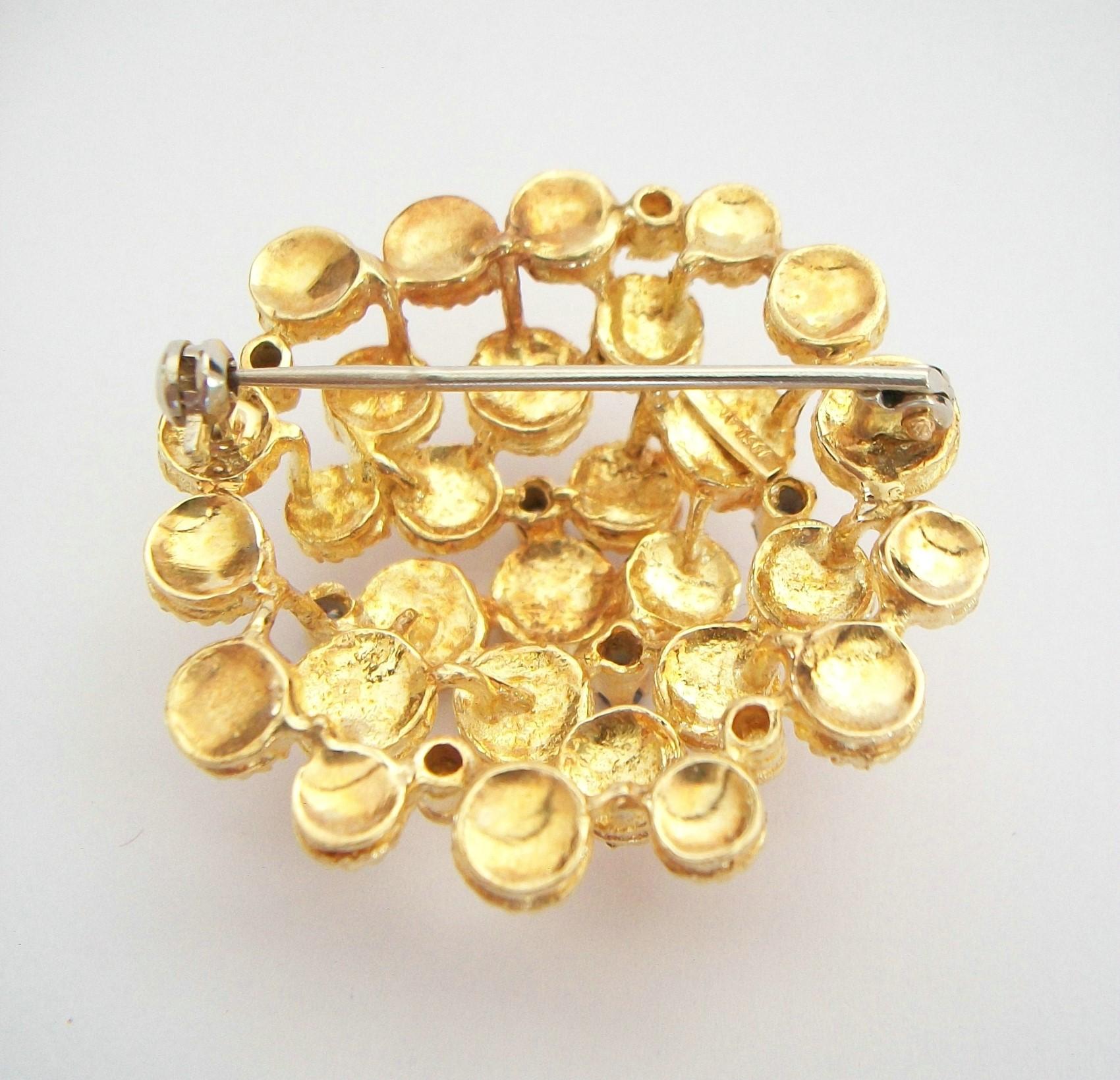 Modernist 18K Yellow Gold Brooch with Sapphires, Italy, Circa 1970's For Sale 2