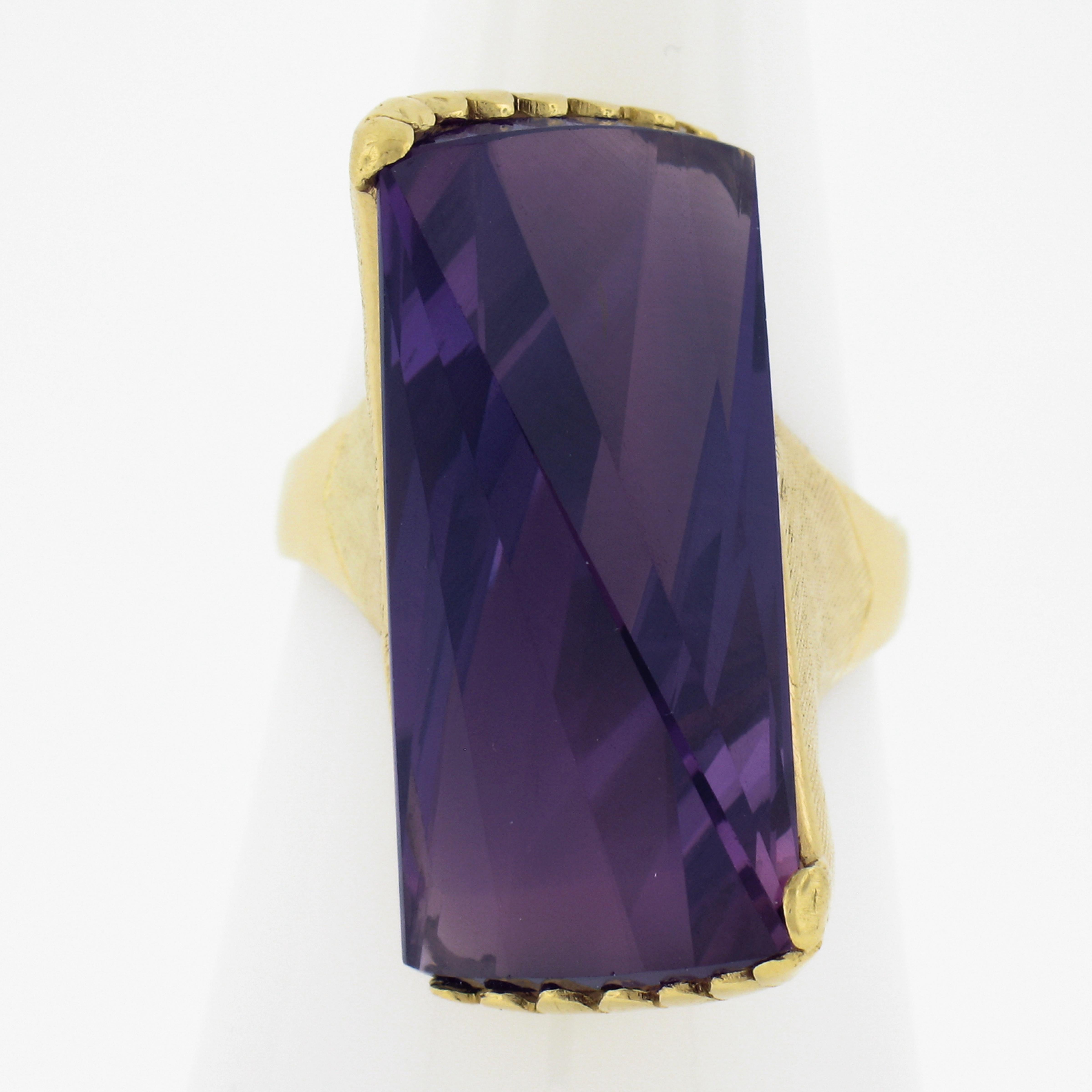 A. Stone(s):
(1) Alessandrite sintetica - Taglio personalizzato - Incastonatura - Cambiamento di colore da viola a rosa - 24,5x14,6x14 mm (circa)

Materiale: Oro giallo massiccio 18 carati
Peso: 11,24 grammi
Misura dell'anello: 6.5 (adattabile a un