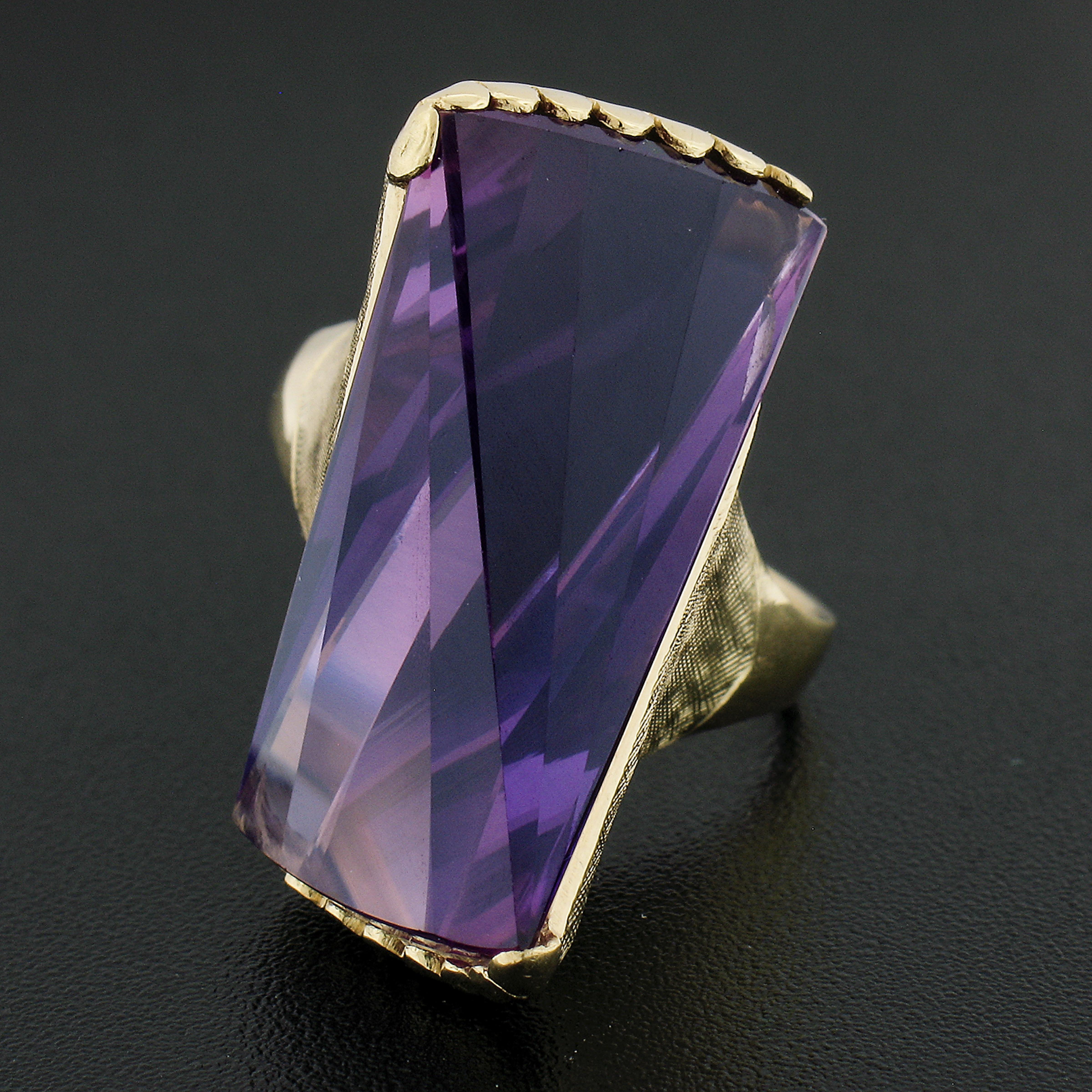 Taglio smeraldo Anello Modernista in oro giallo 18 ct. con alessandrite grande di alto profilo Florentine in vendita