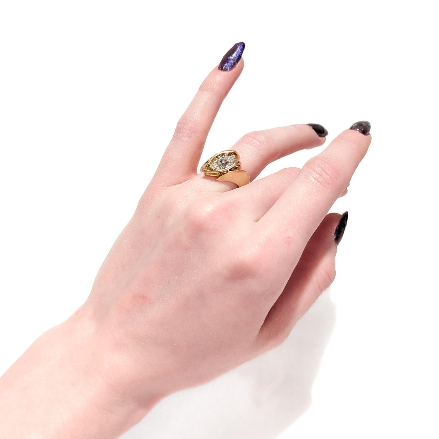 Anillo modernista estilo sello de oro amarillo de 18 quilates y diamante talla brillante marquesa en venta 7