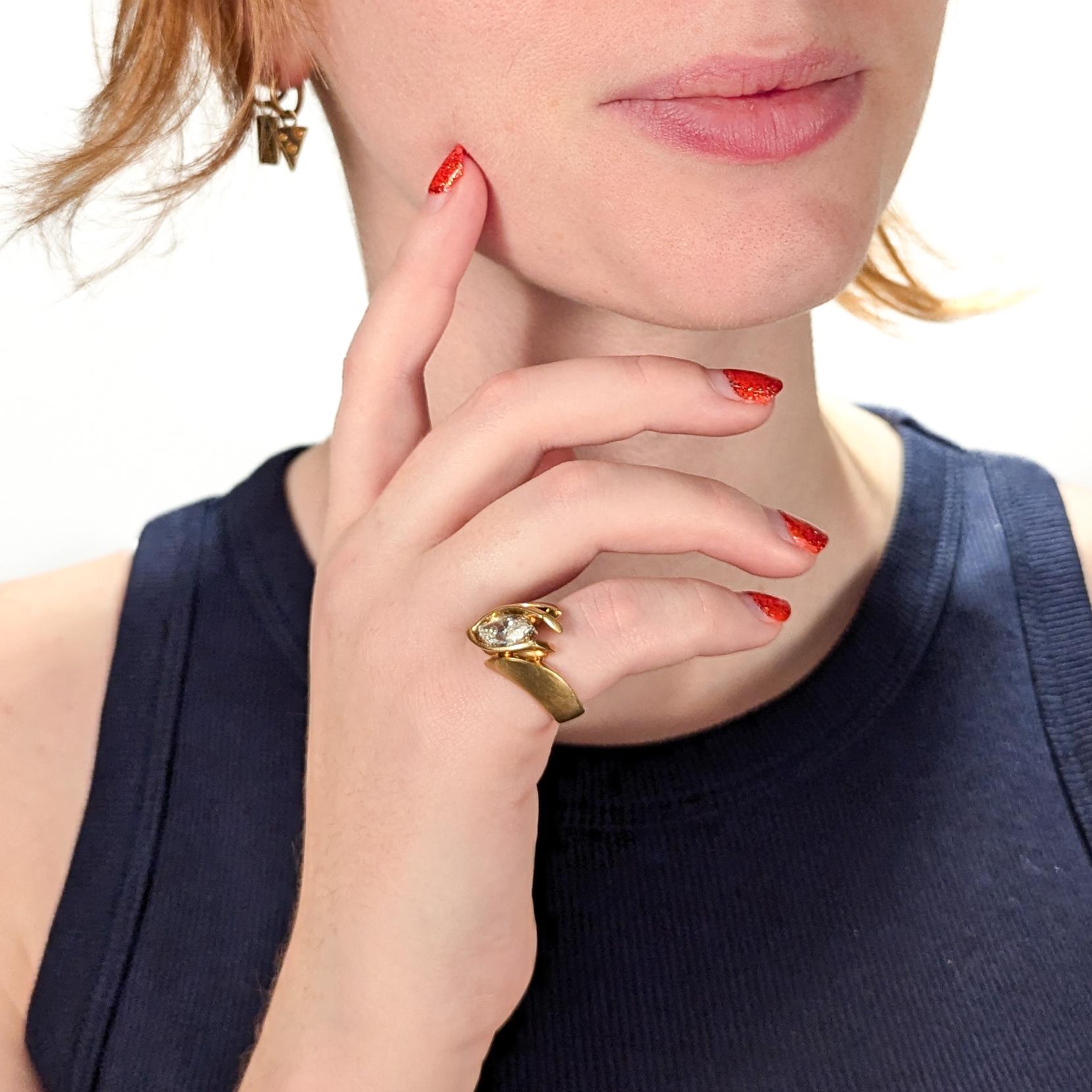 Anillo modernista vintage de oro y diamantes.

En oro amarillo de 18 quilates cepillado.

Con un diamante talla brillante marquesa de 1,92 ± ct (color: G-H, claridad: VS) en un engaste de bisel sostenido por una caña asimétrica que recuerda a un