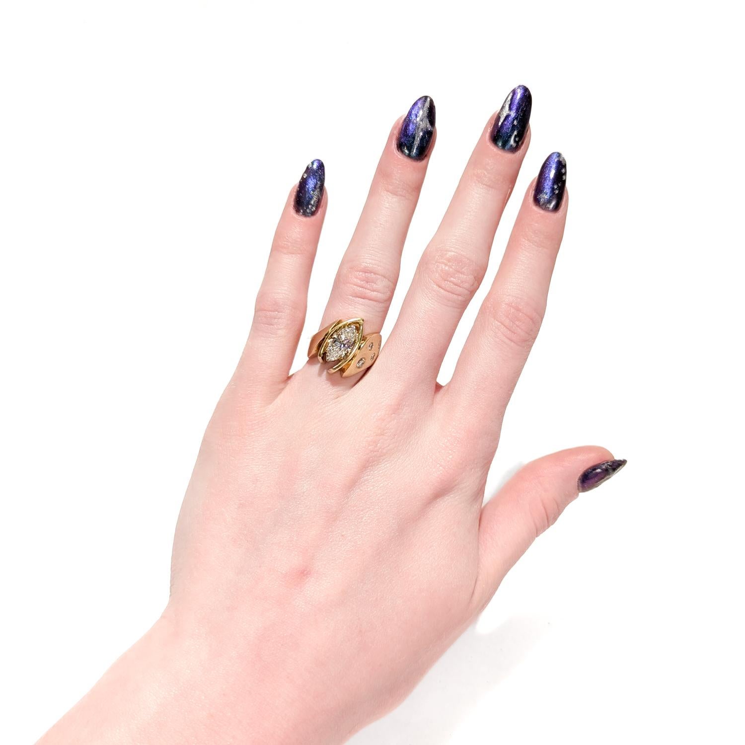 Anillo modernista estilo sello de oro amarillo de 18 quilates y diamante talla brillante marquesa Modernista en venta