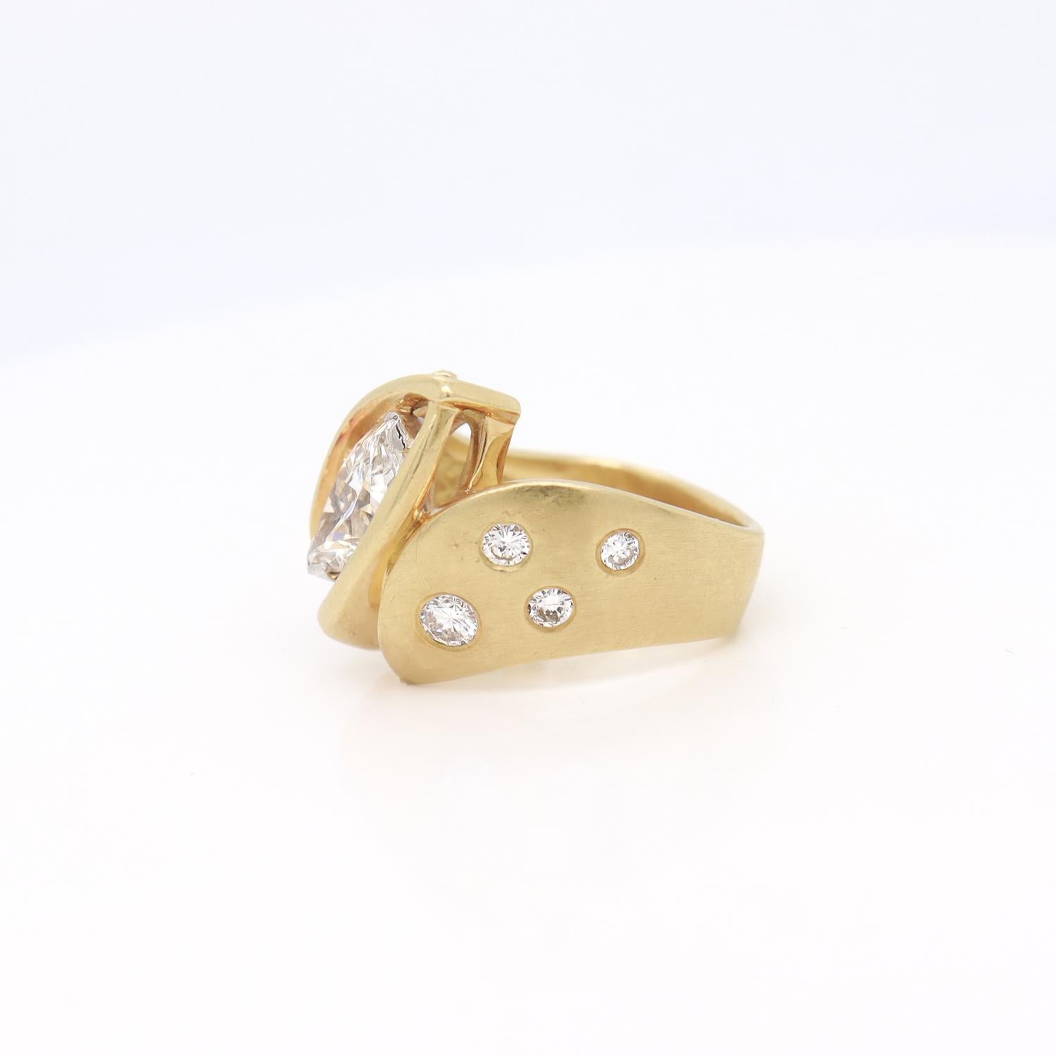 Anillo modernista estilo sello de oro amarillo de 18 quilates y diamante talla brillante marquesa en Bueno estado para la venta en Philadelphia, PA