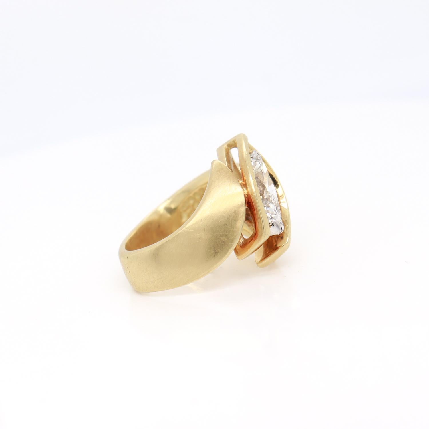 Anillo modernista estilo sello de oro amarillo de 18 quilates y diamante talla brillante marquesa en venta 1
