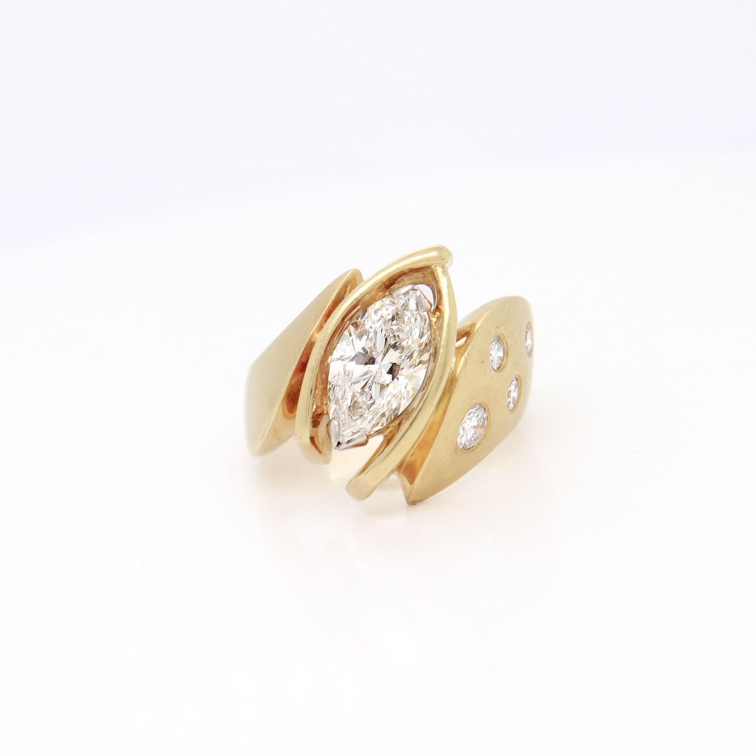 Anillo modernista estilo sello de oro amarillo de 18 quilates y diamante talla brillante marquesa en venta 2