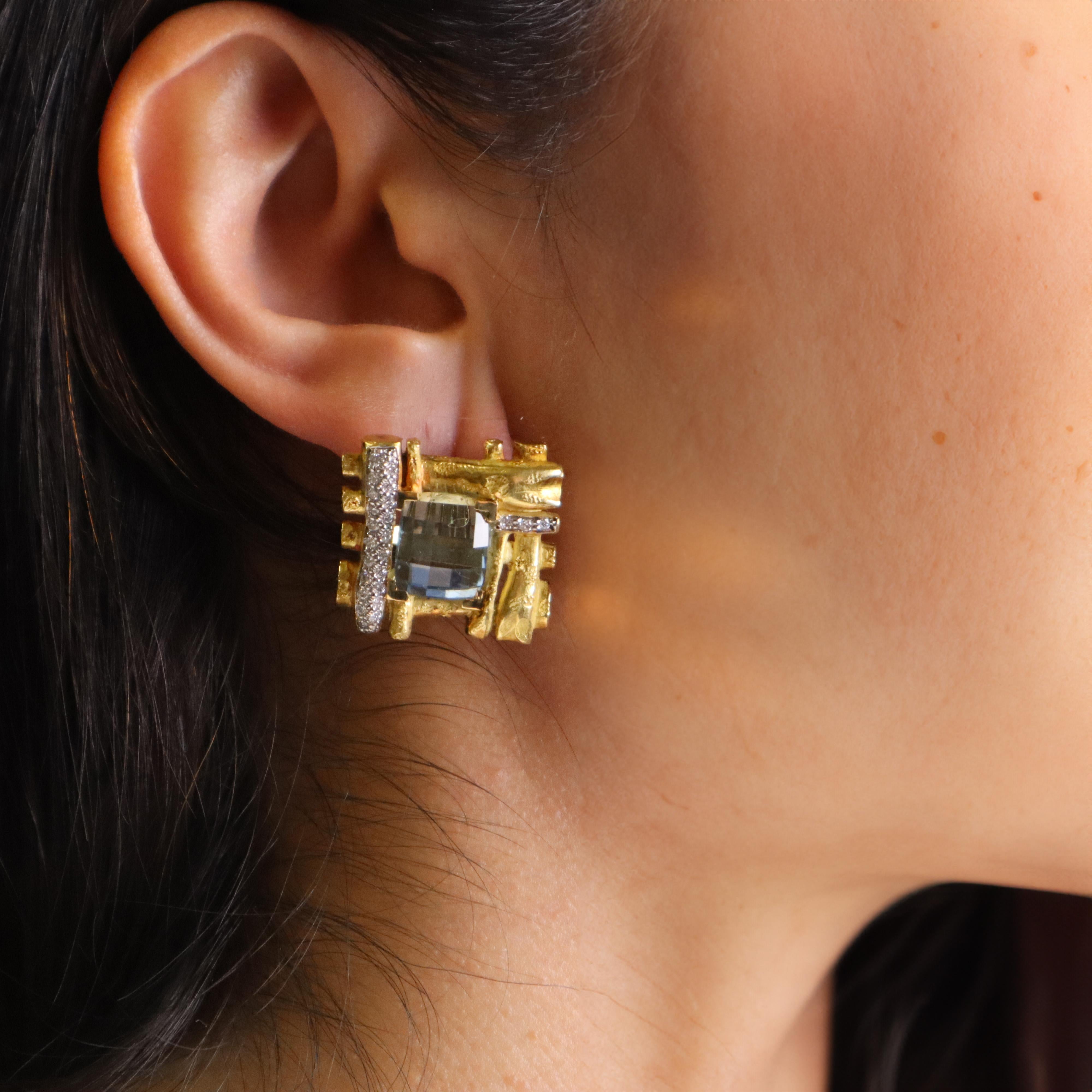 Whiting présente une étonnante paire de boucles d'oreilles modernistes réalisées dans un mélange sophistiqué d'or jaune et d'or blanc 18 carats. Ces boucles d'oreilles présentent deux aigues-marines à facettes exquises pesant environ 10,0 carats,