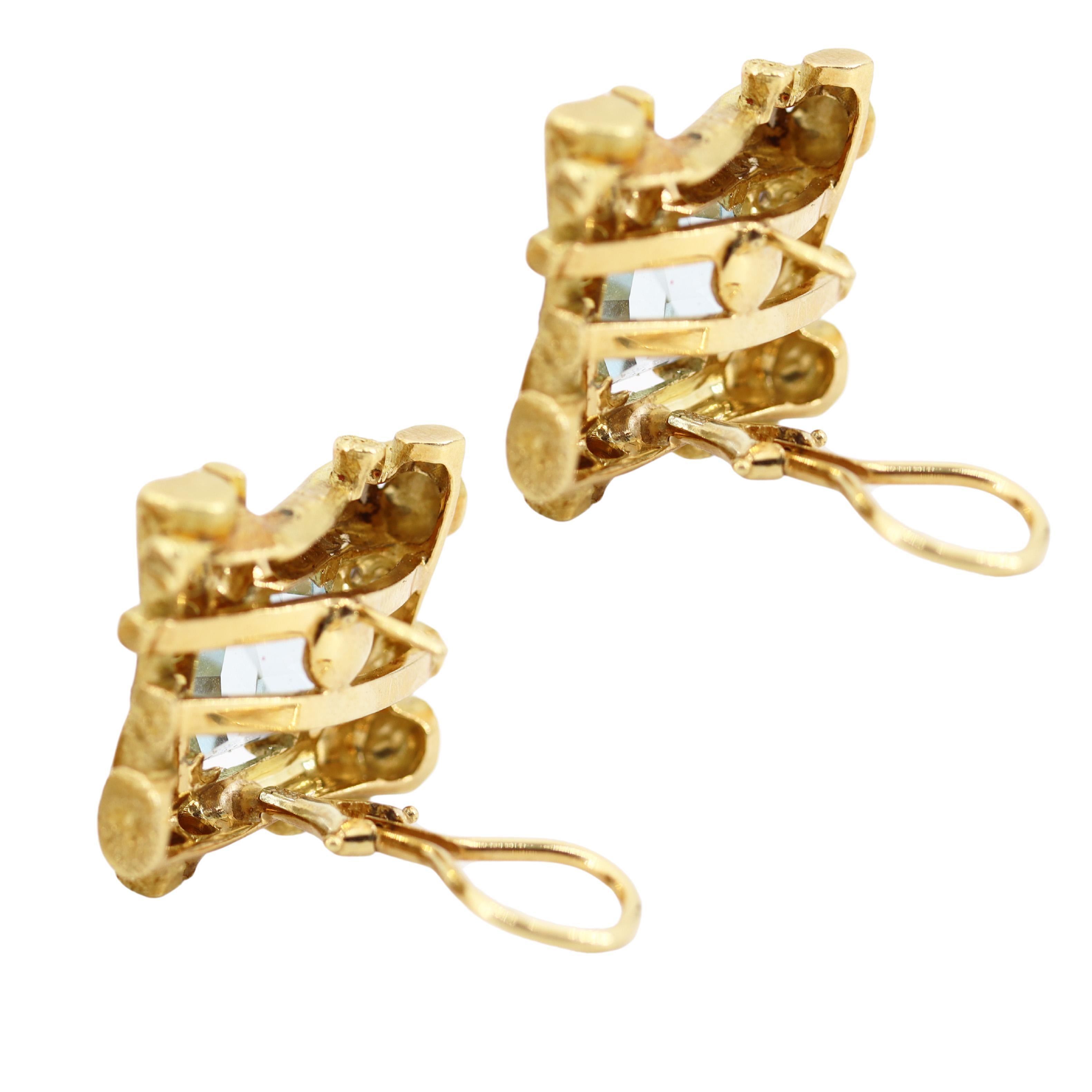 Taille ronde Boucles d'oreilles modernistes en or jaune 18 carats avec aigues-marines et diamants en vente