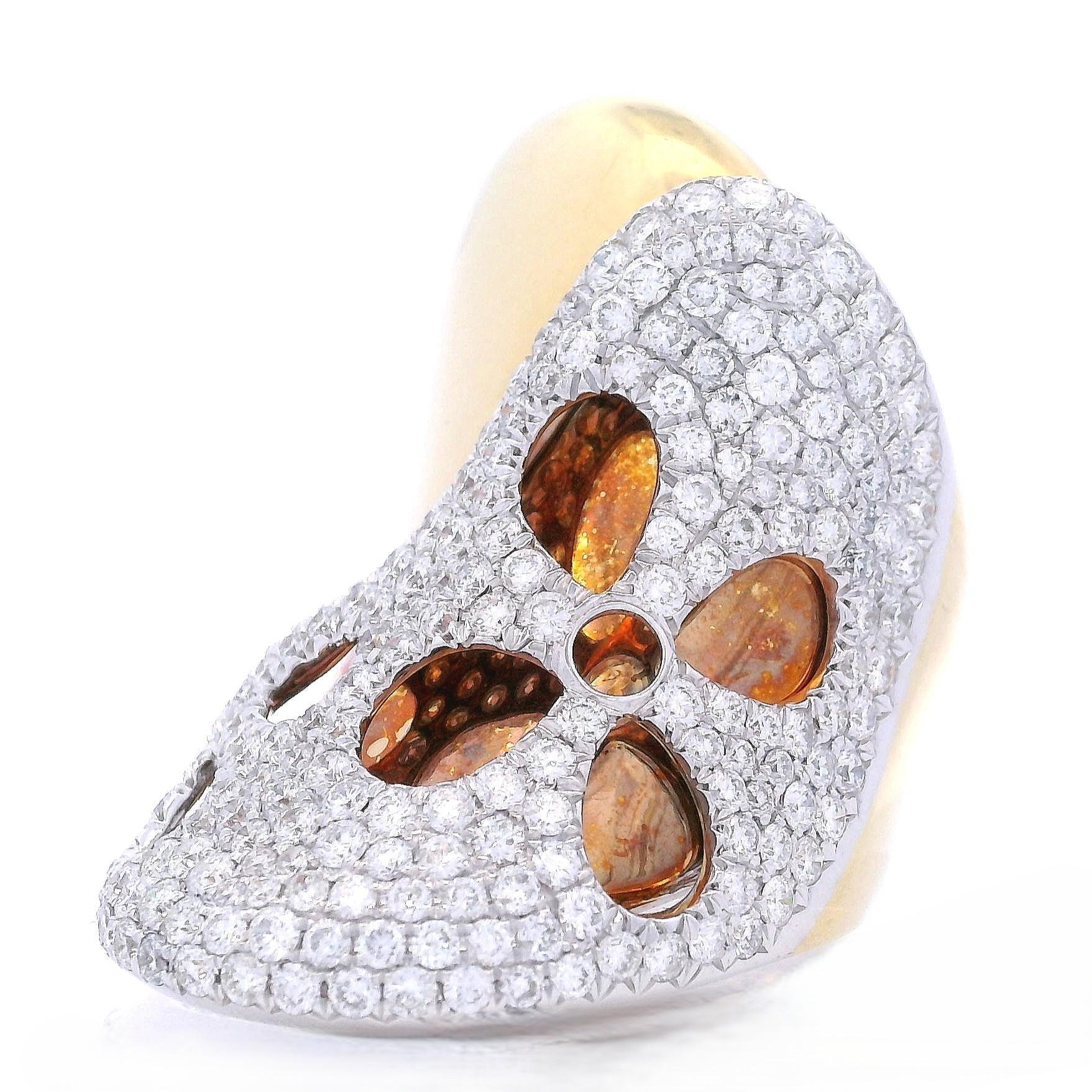 Moderno Anello modernista in oro giallo e bianco 18kt con 3,50 carati di diamanti in vendita